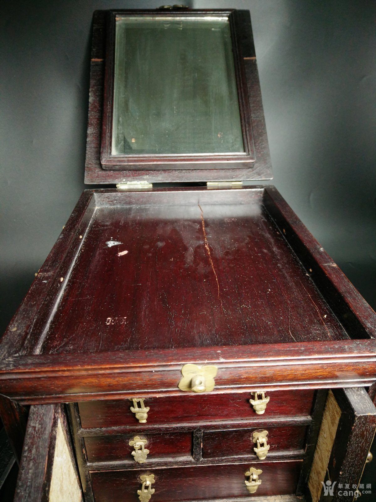 清代晚期 红木材质制作考究的大号梳妆箱子 化妆盒