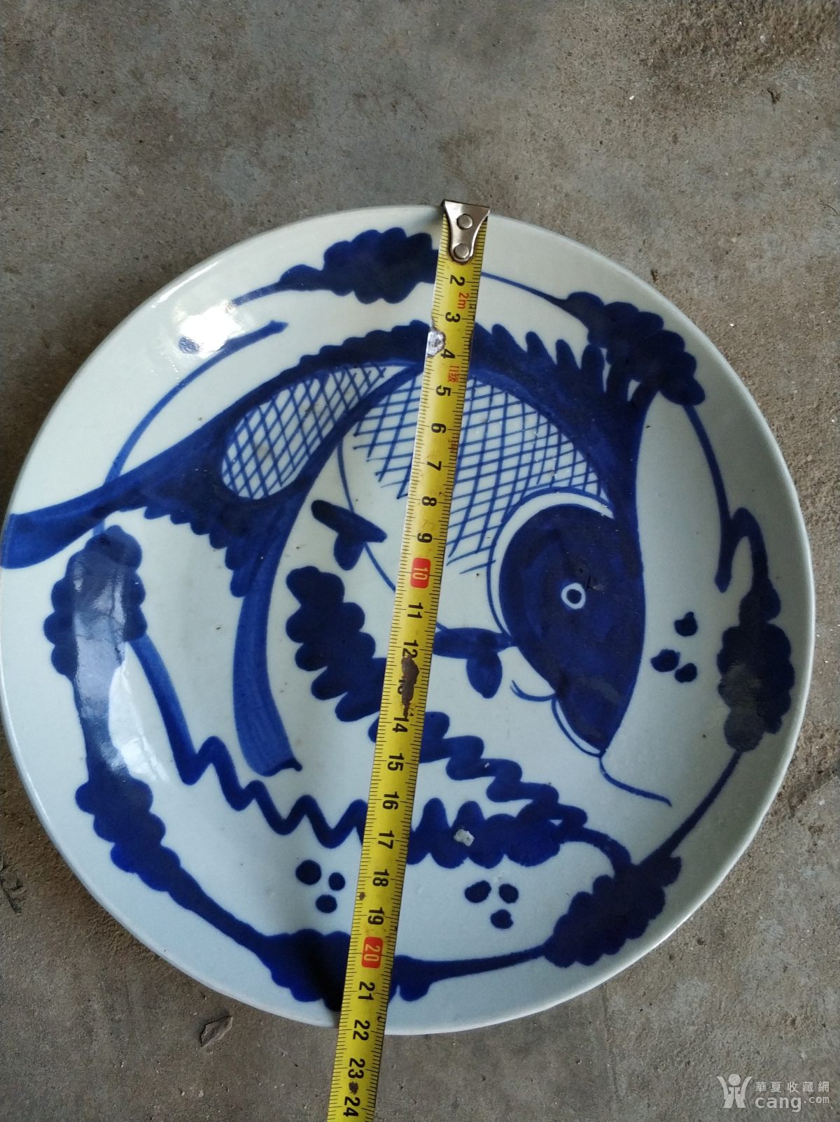 没有冲线的青花鱼盘子,底部圈足有点小磕,其余完好无损