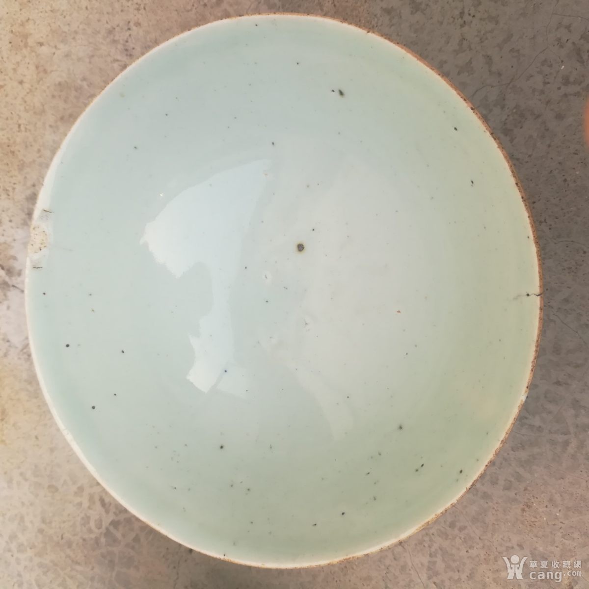 两个豆青釉大碗
