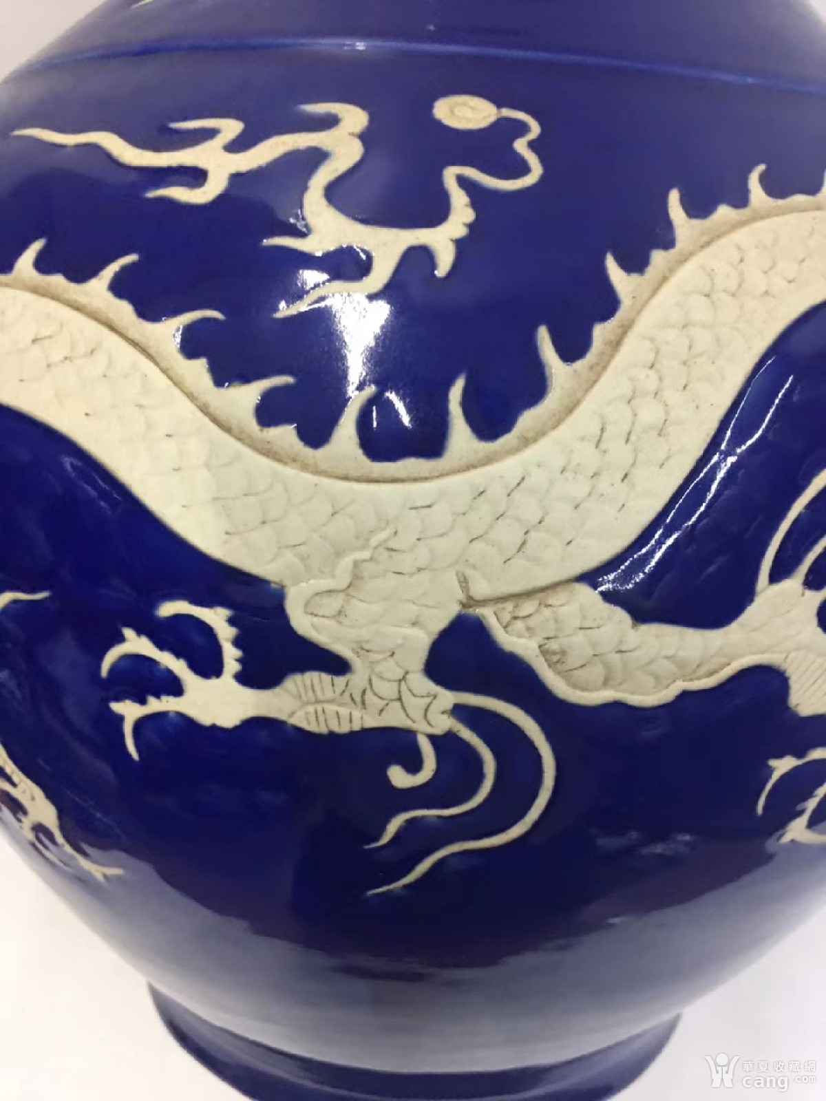 霁蓝釉留白龙纹罐