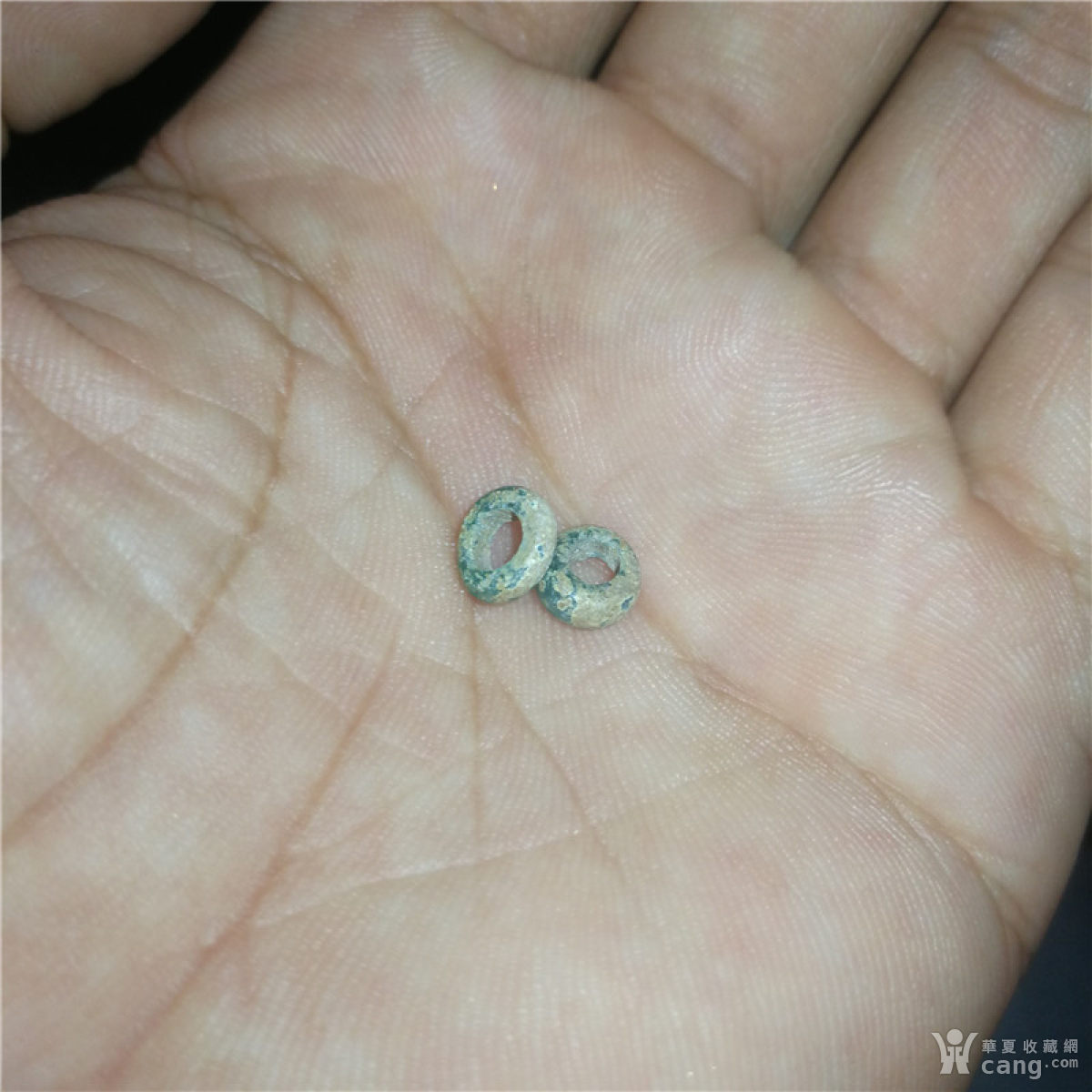 d32 大年份中原满灰皮绿色老琉璃古珠环一对