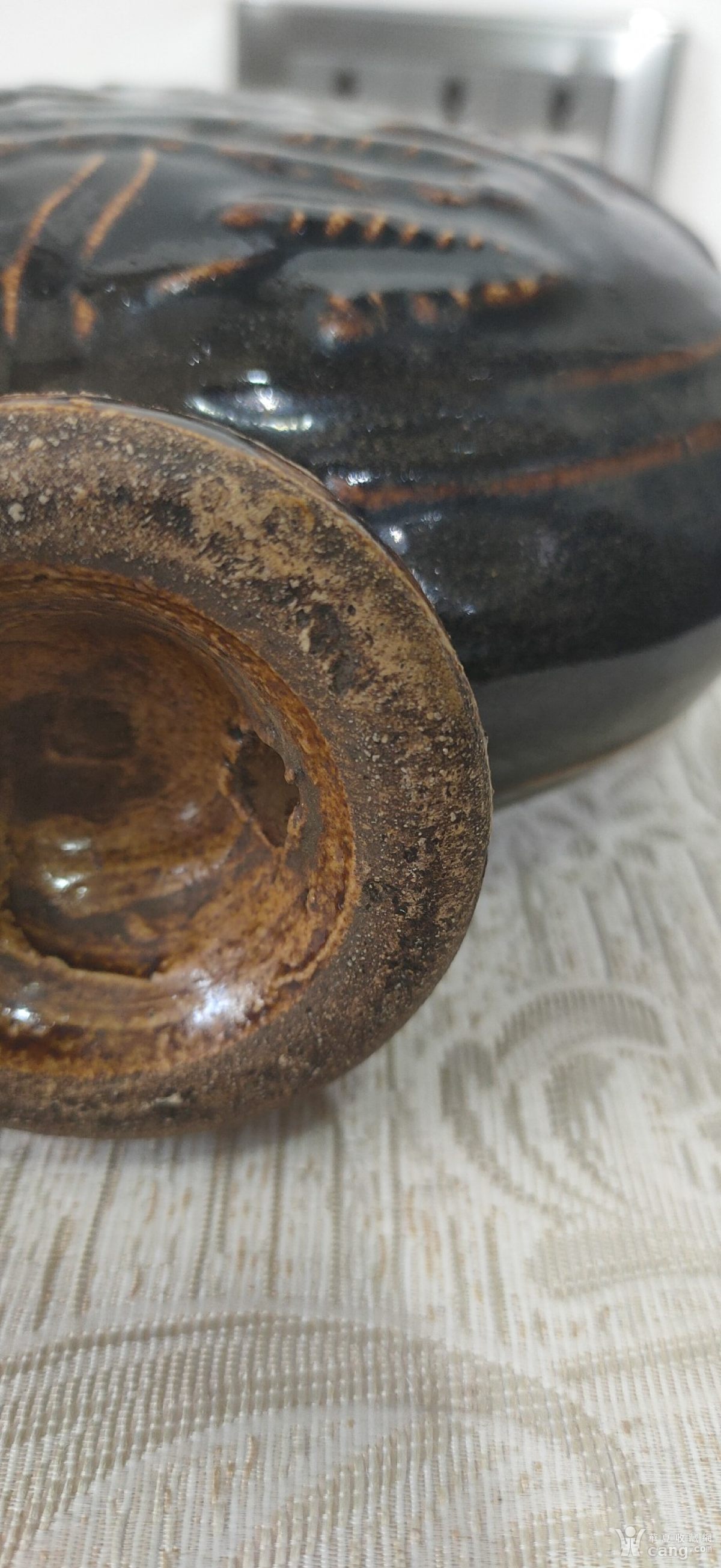 清,黑釉穿带扁瓶.