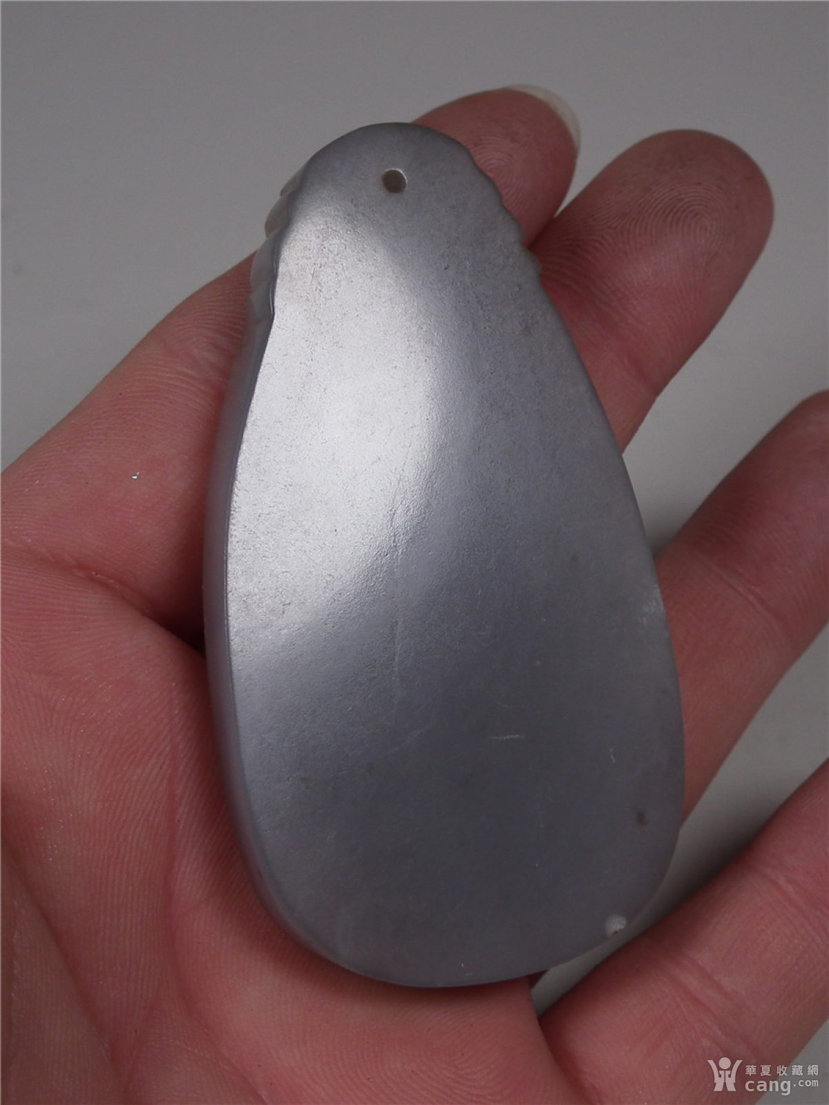 1225 近现代和田青灰玉浮雕山水人物椭圆形大玉牌