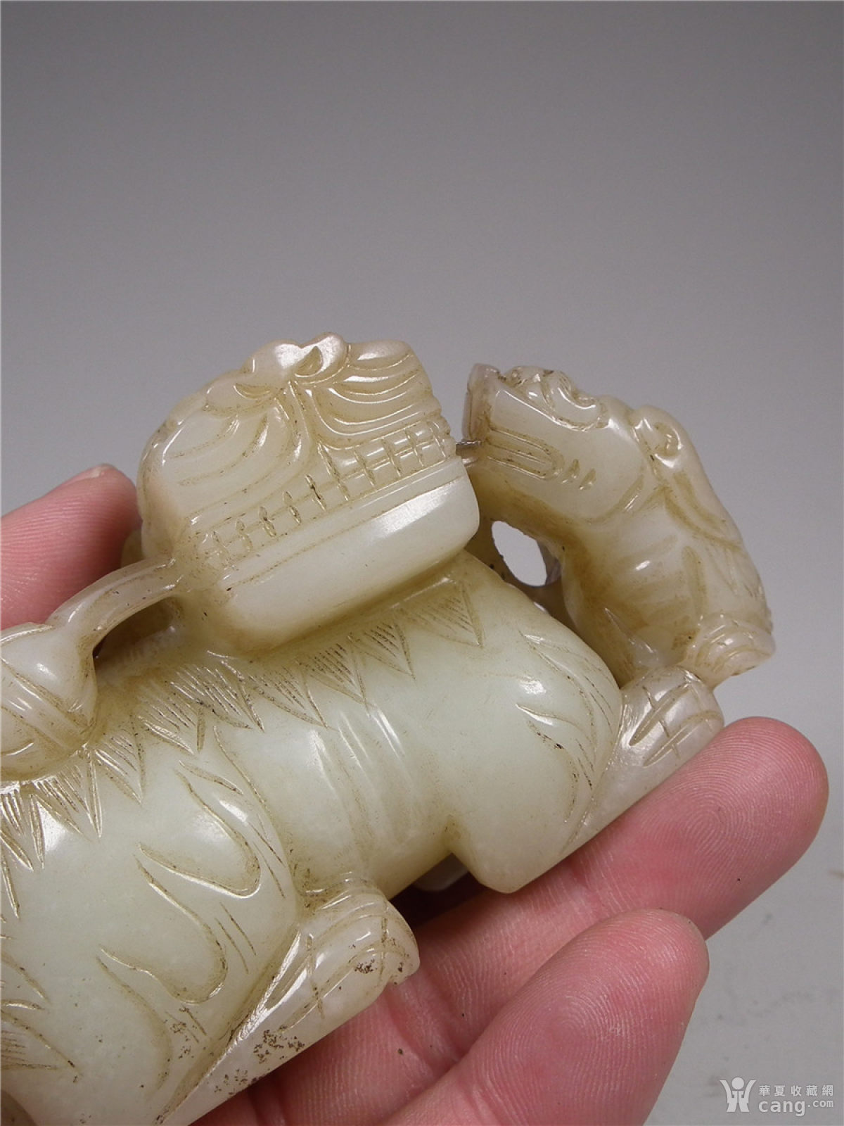 和田青白玉圆雕子母狮子舞绣球大摆件0429