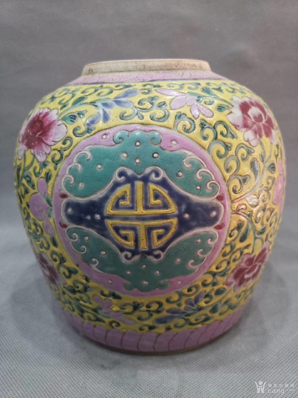 清乾隆粉彩团寿罐