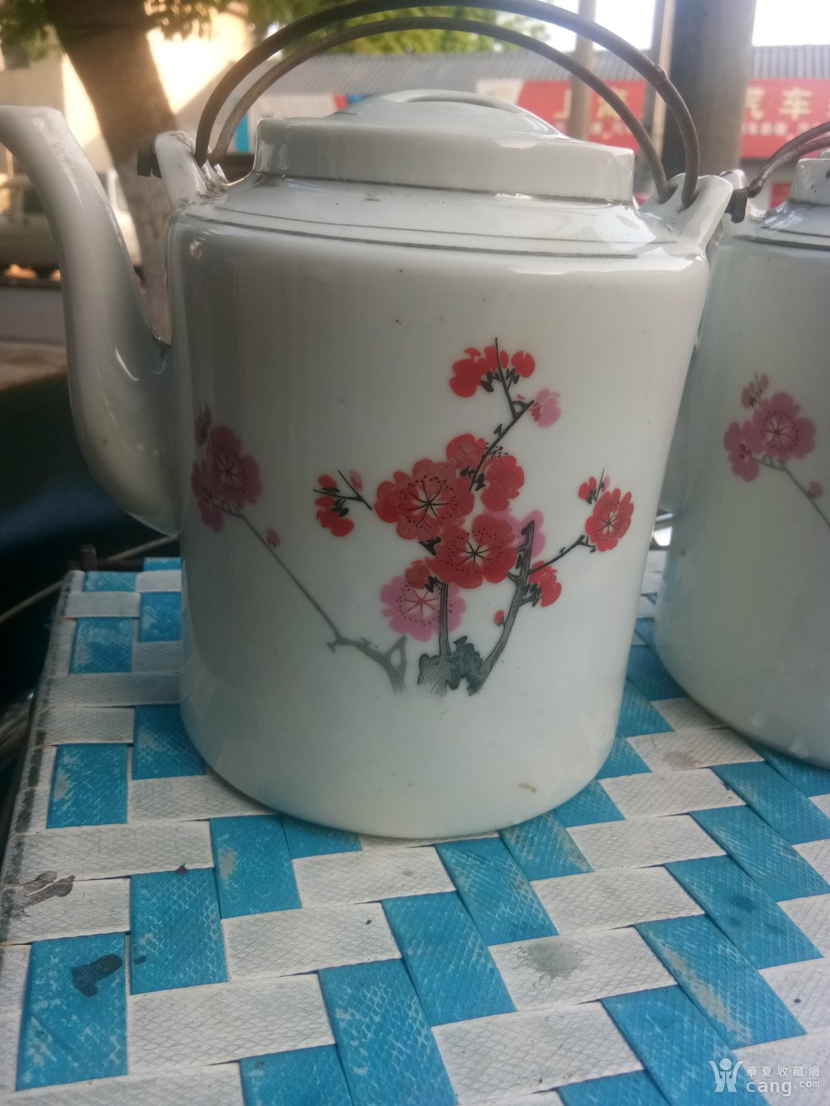 七八十年代梅花提梁壶一对全品