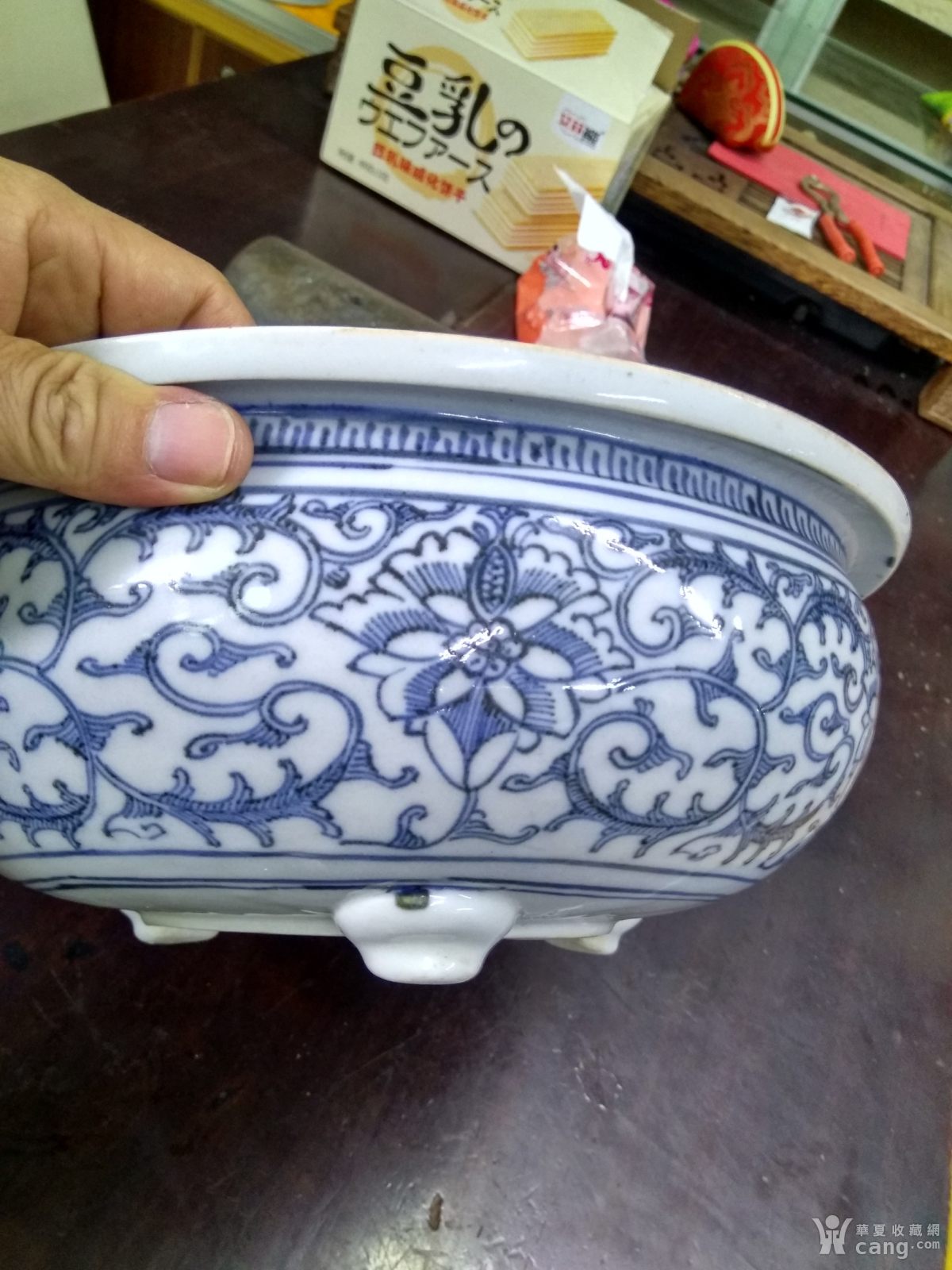 清中期德化窑青花缠枝莲纹三足大香炉