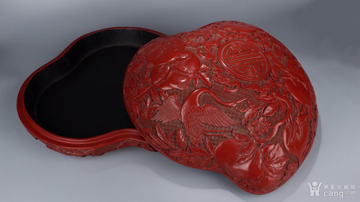 清 乾隆年制 剔红漆器福寿满堂桃形捧盒