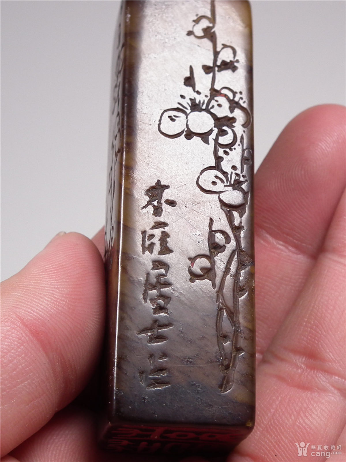 深褐色寿山石公梅花纹大印章