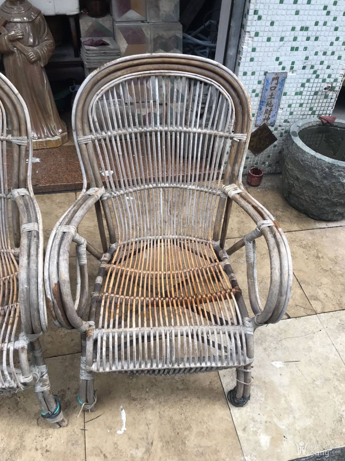 一对旧藤椅