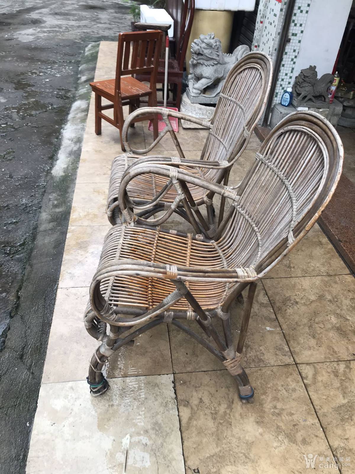 一对旧藤椅