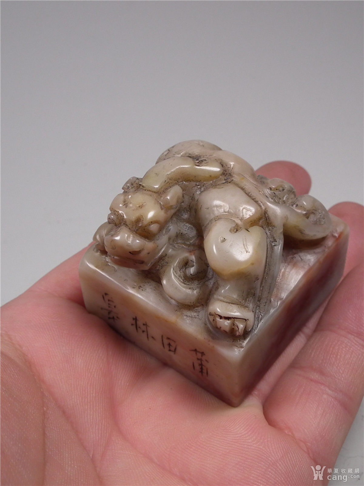 老坑淡色寿山芙蓉石浮雕螭虎大方印章