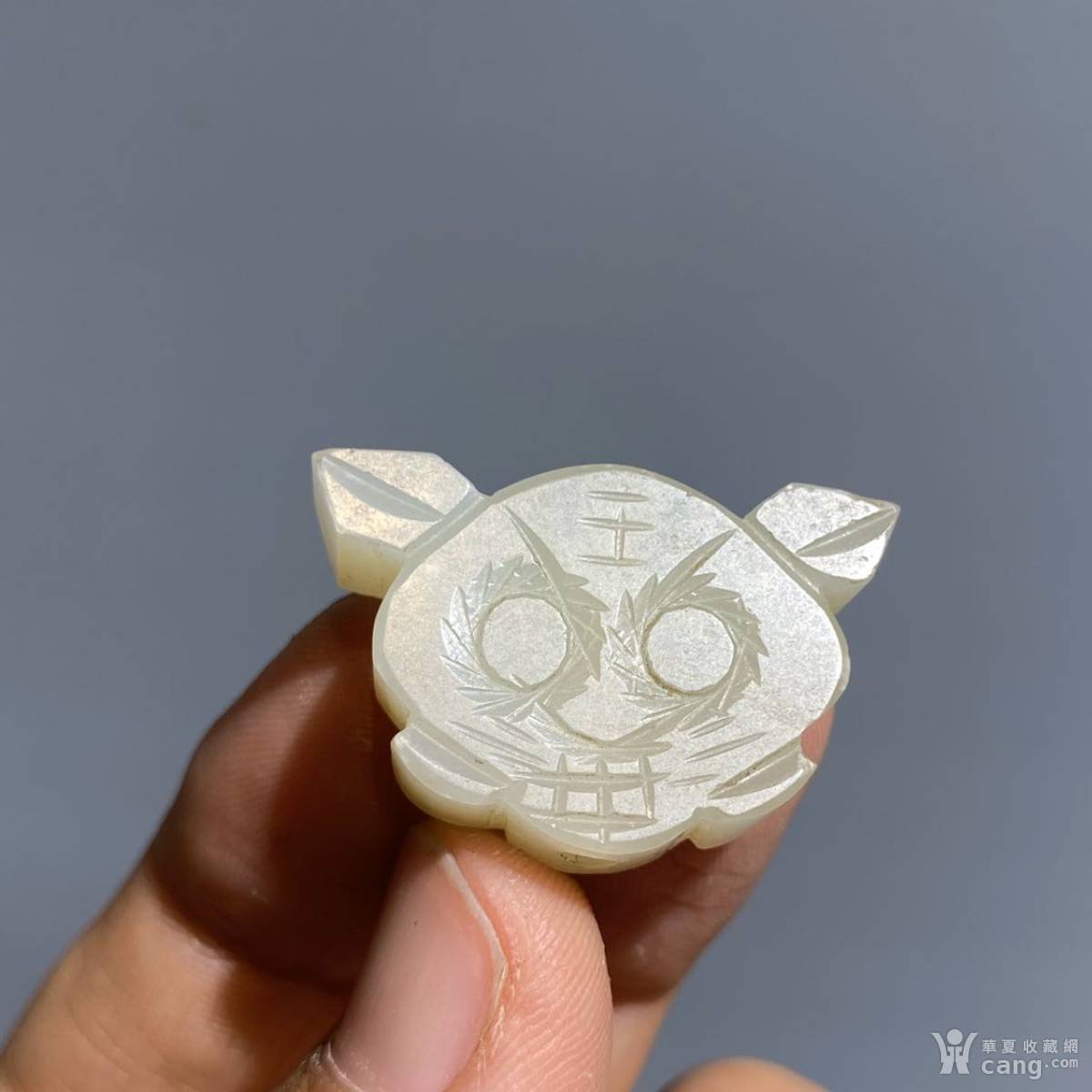 创汇期和田玉虎面挂件