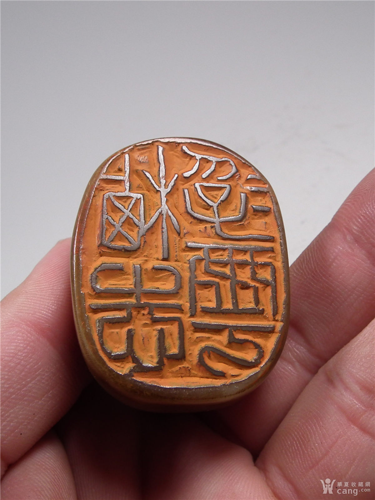 老坑寿山石巧雕留红色耕牛椭圆形大印章