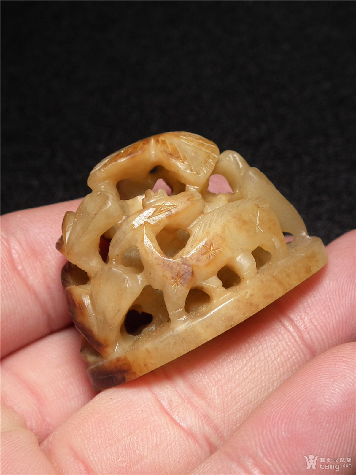 和田青白玉带沁色圆雕镂空秋山纹饰小炉顶