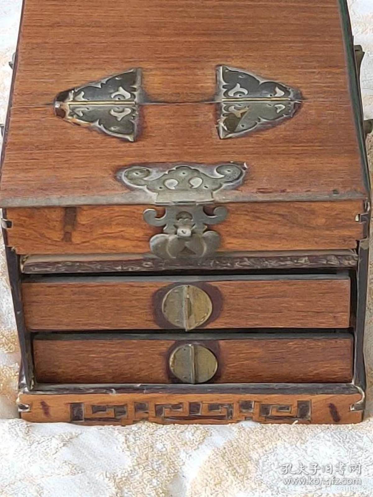 318清代老黄花梨梳妆盒一个,尺寸23-17-14公分