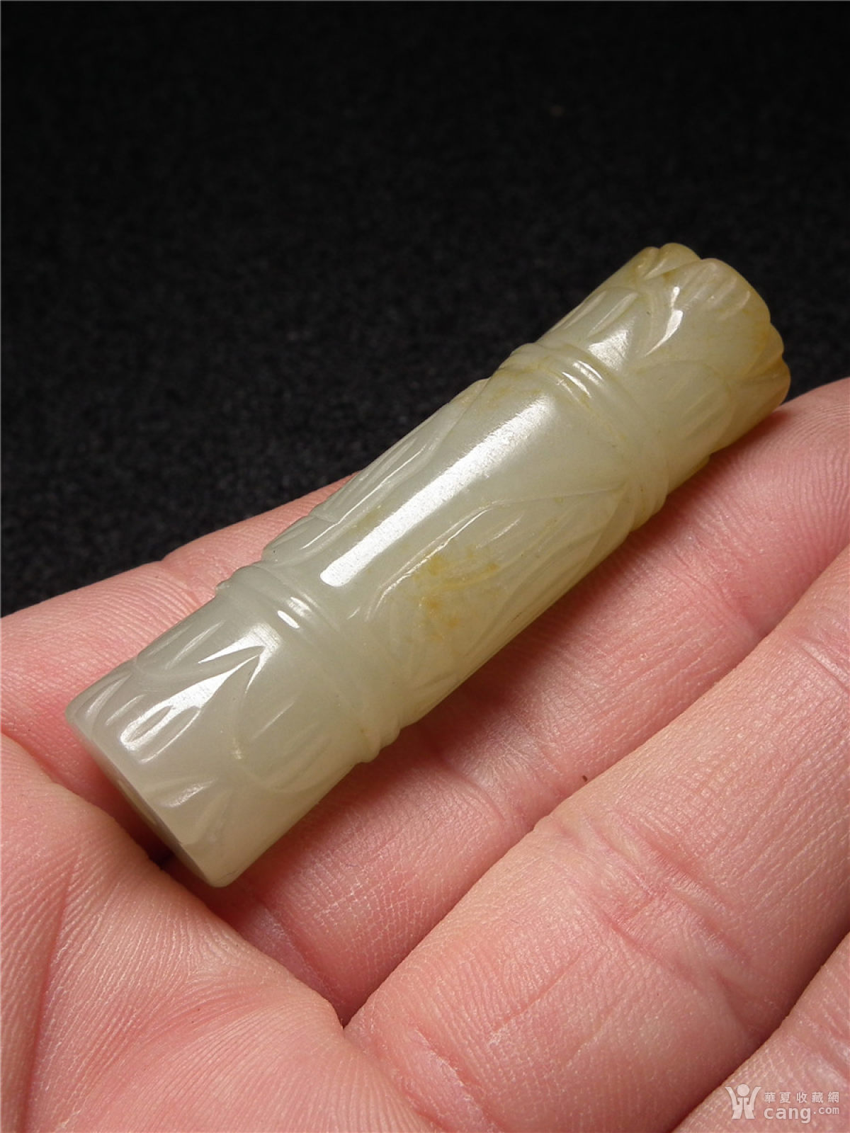 和田青白玉局部带红沁通天孔玉蝉纹大勒子