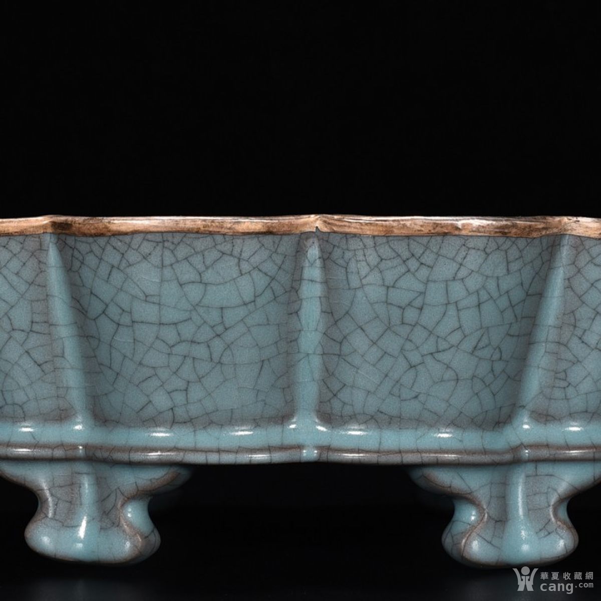 宋汝窑天蓝釉蟹爪纹水仙盆镶银口(乾隆御题铭文)