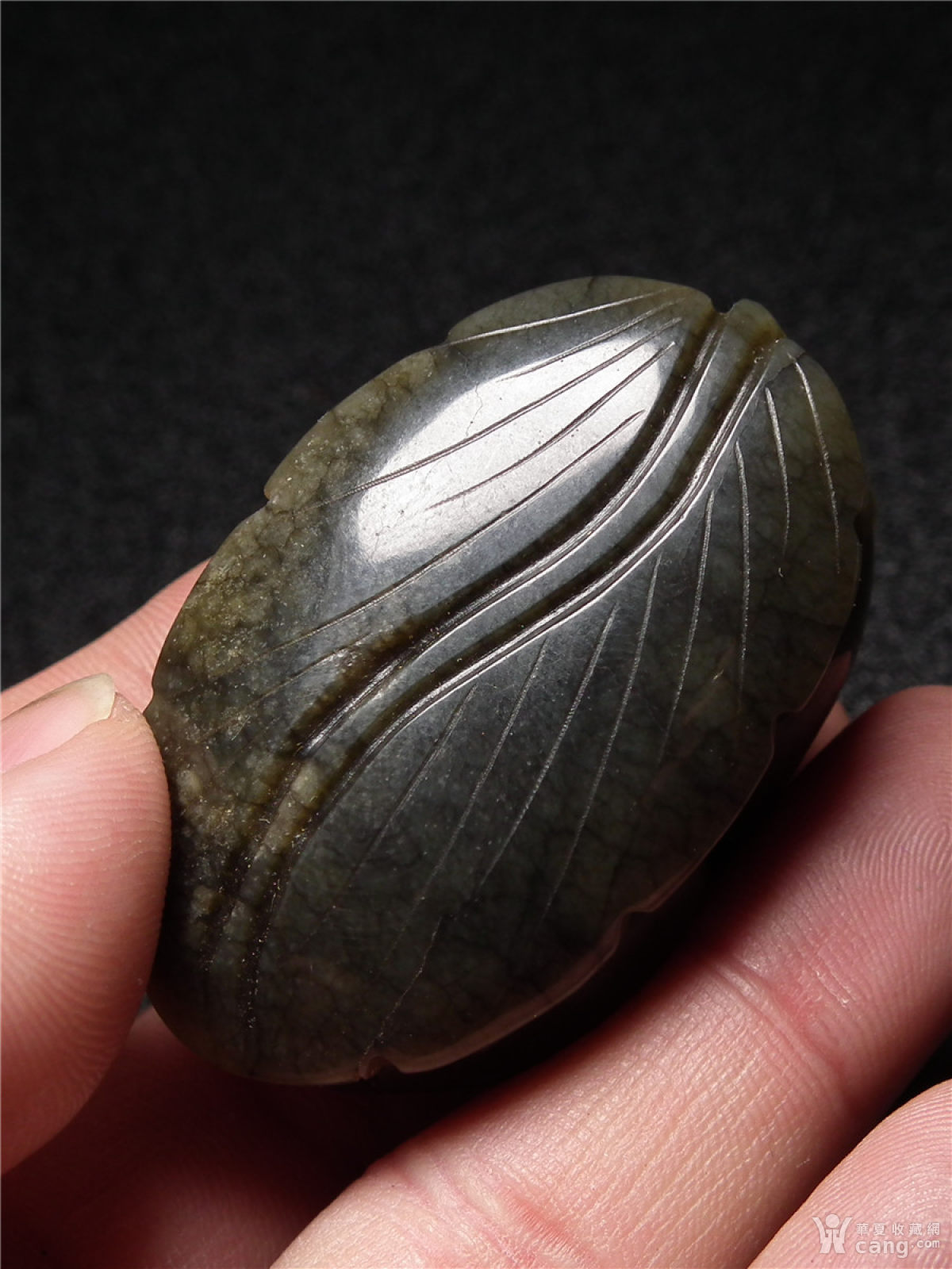 和田青玉满黑沁圆雕秋叶童子大把件