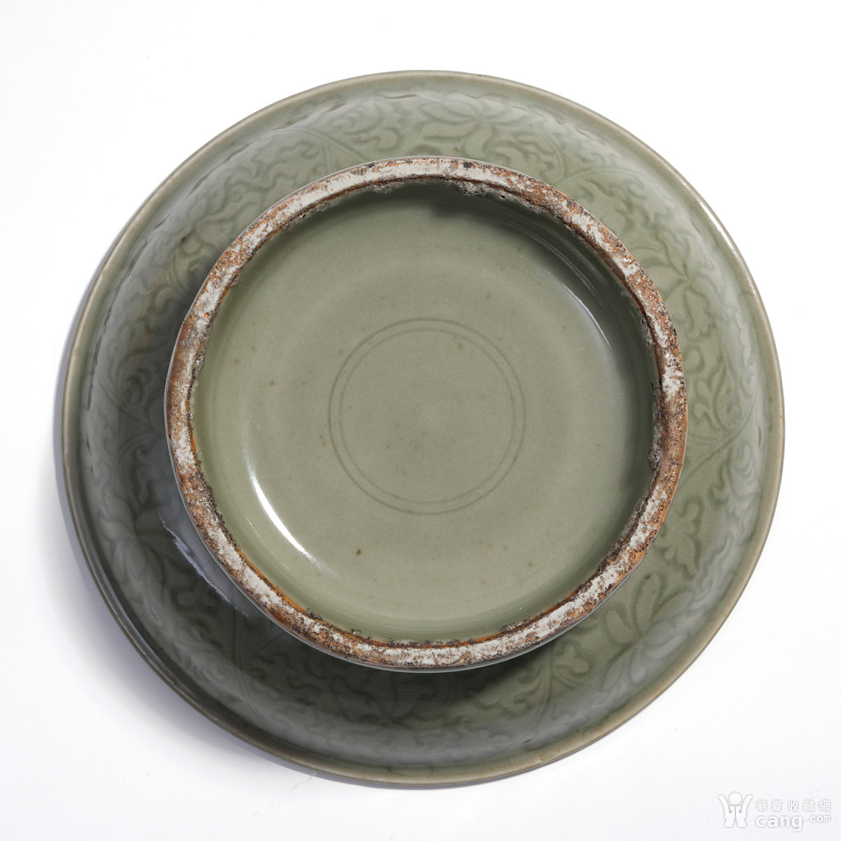 明宣德 处州龙泉官窑青釉暗刻缠枝花卉纹供盘