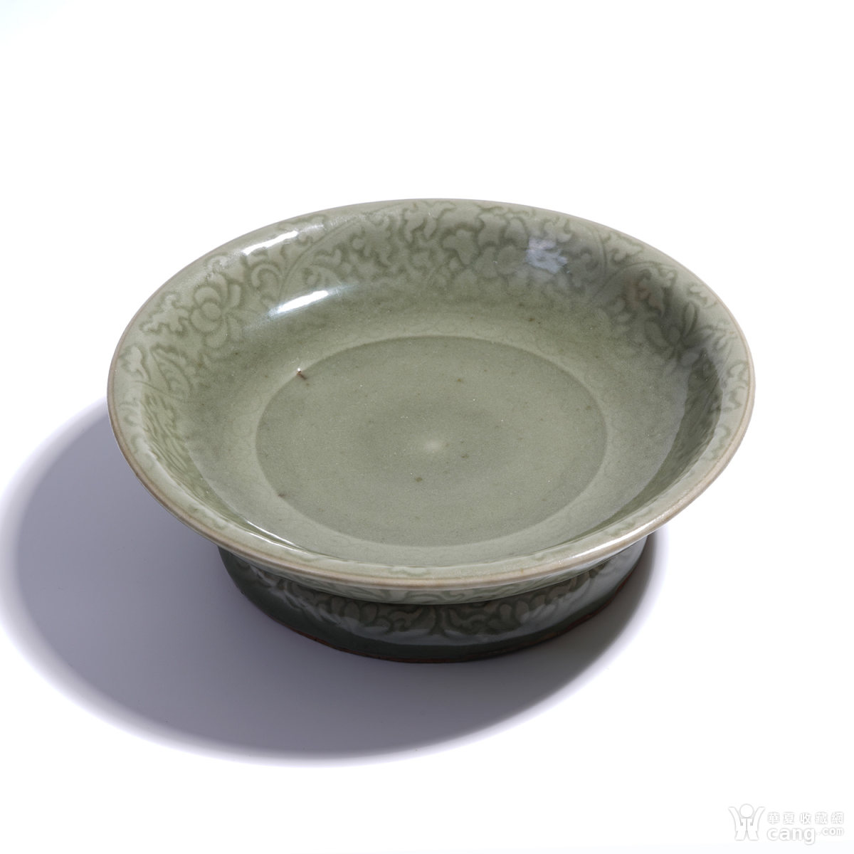 明宣德 处州龙泉官窑青釉暗刻缠枝花卉纹供盘