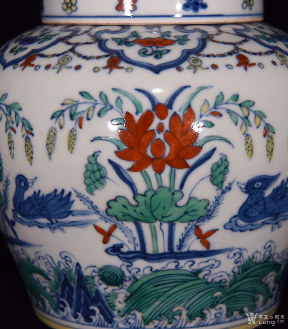 仿古工艺品 瓷器 明成化斗彩鸳鸯戏莲纹天字罐 藏品描述 藏品展示