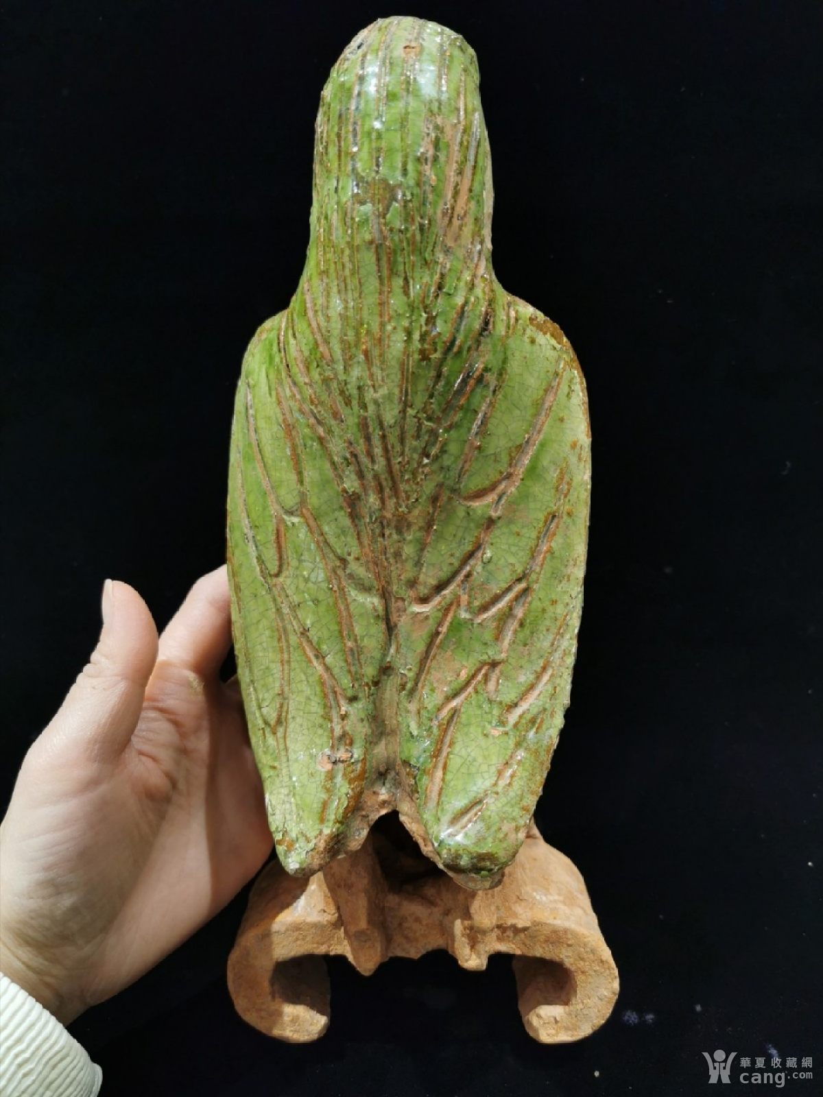 宋三彩人面鹰身佣