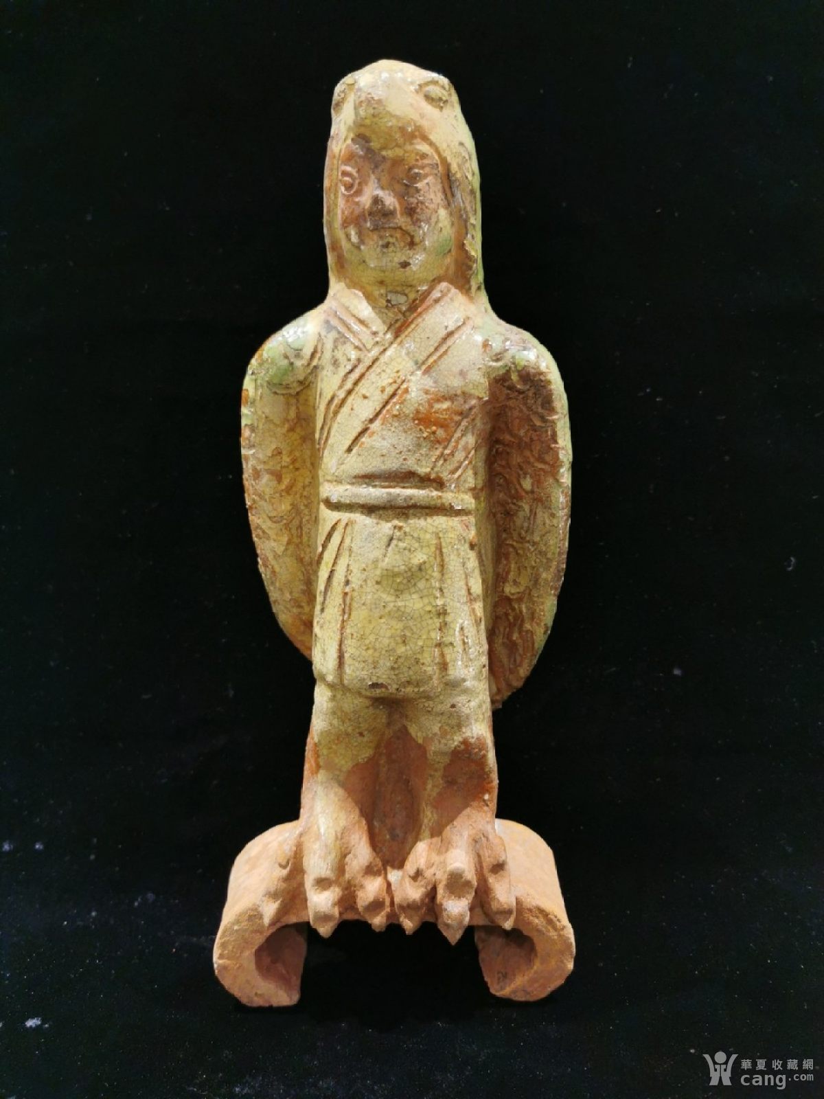 宋三彩人面鹰身佣