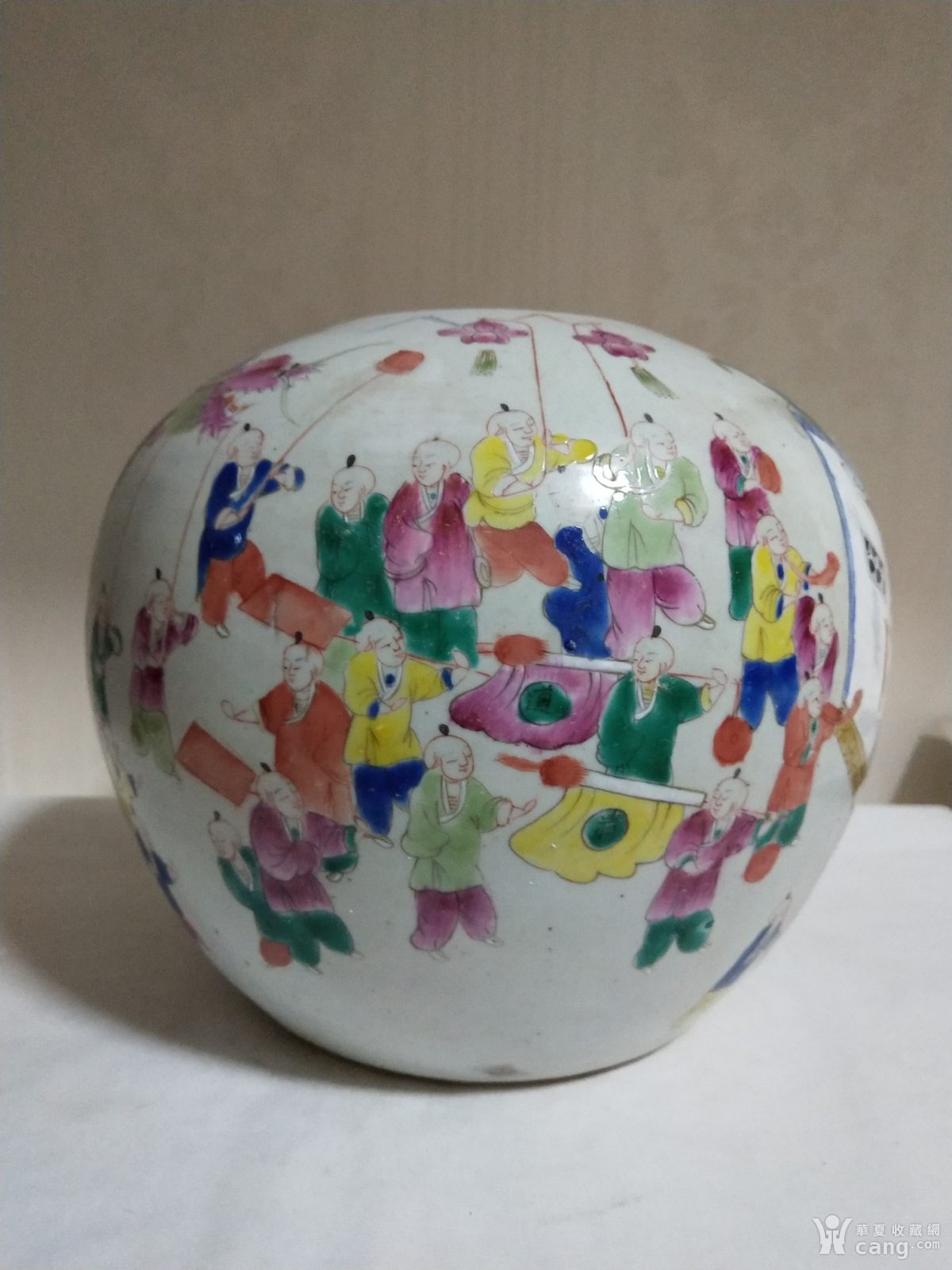 清同治粉彩百子龙灯纹西瓜罐