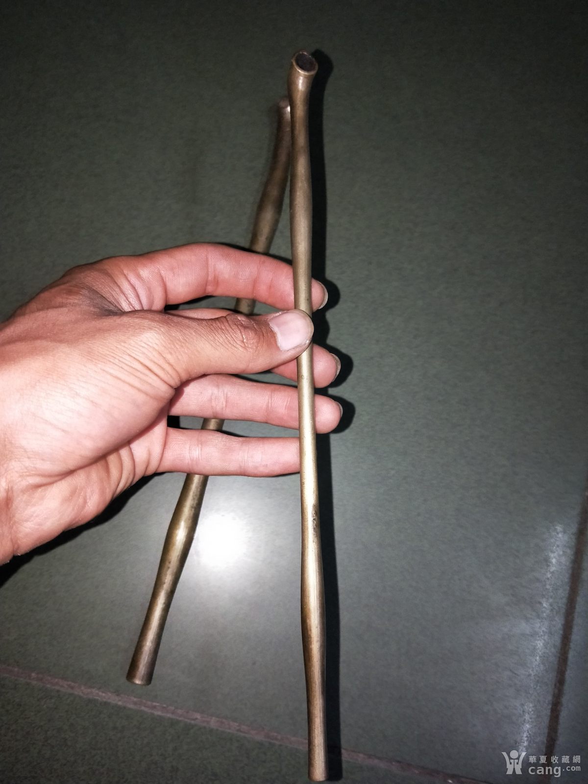 老铜烟杆两根