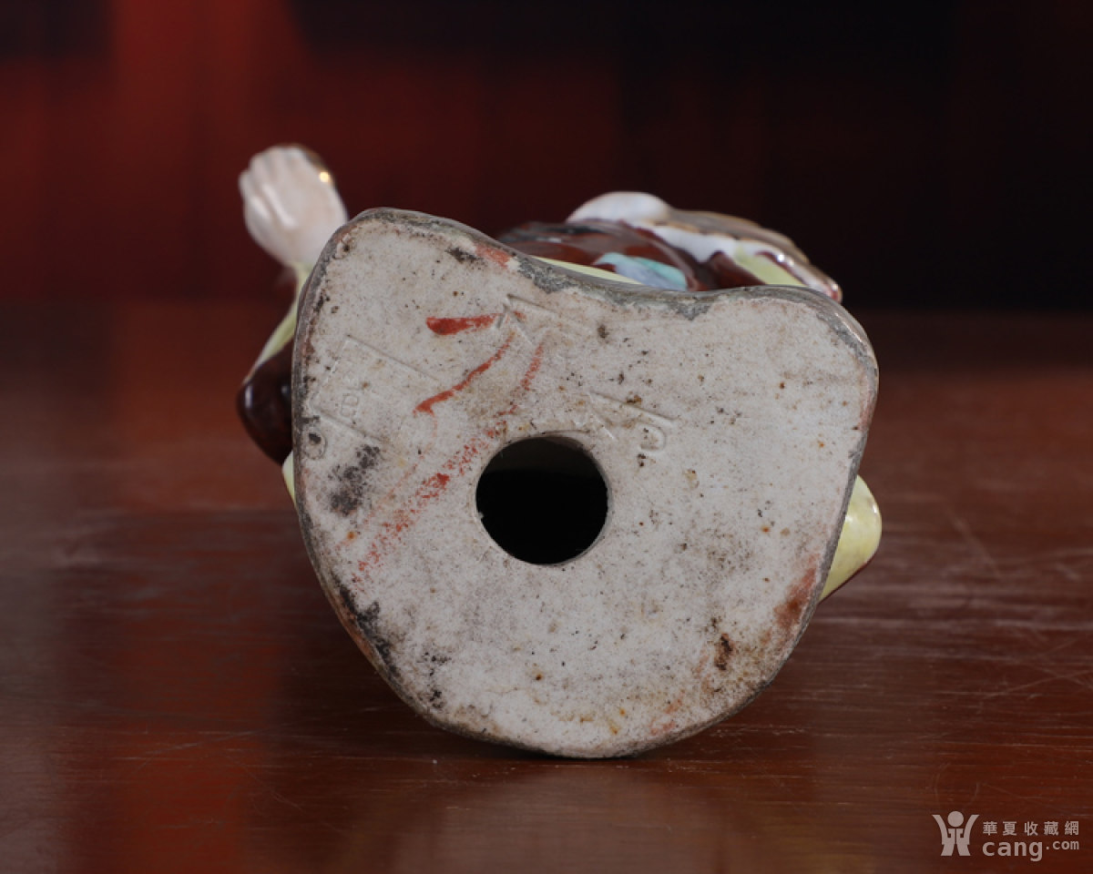 主题纹饰 :人物故事 品相 :全品 品相见图,实物拍照,景德镇雕塑瓷厂70