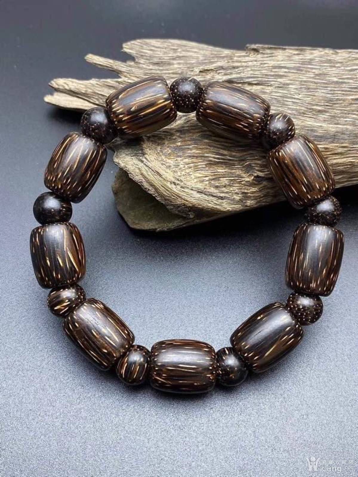 海南金星沉香 尺寸:桶珠 克重:30克左右,年份久远.