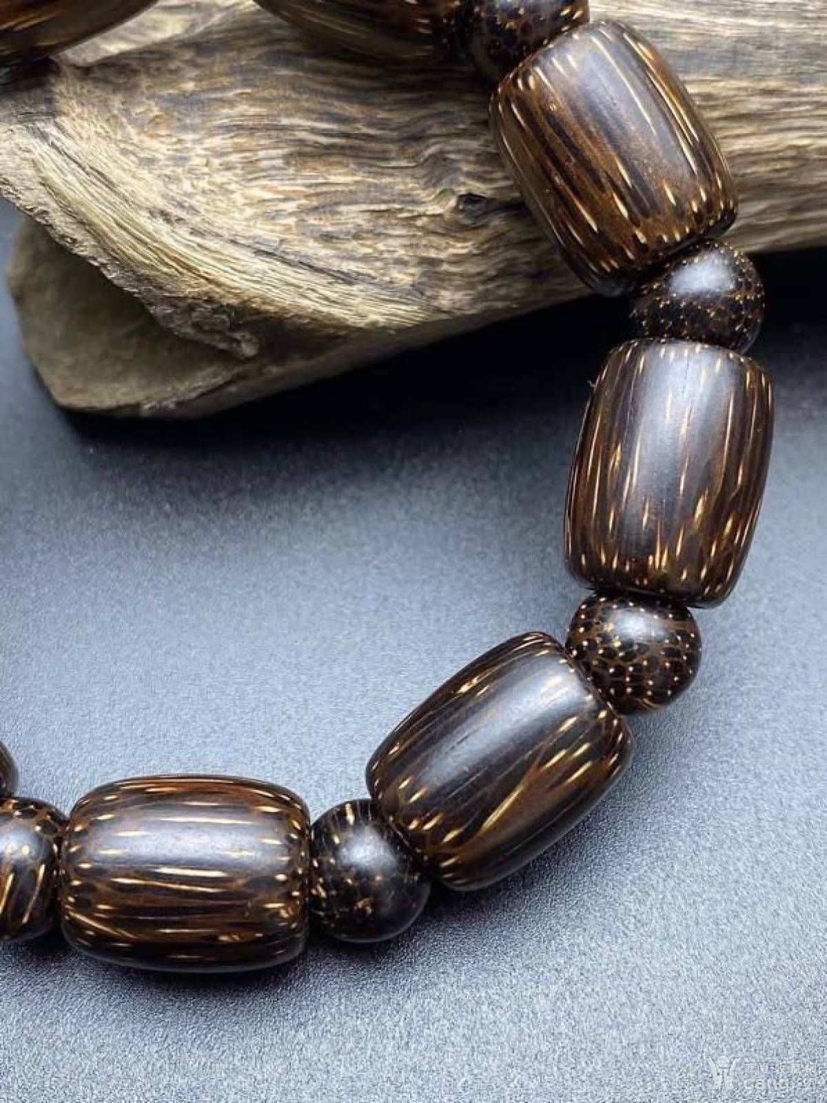 海南金星沉香 尺寸:桶珠 克重:30克左右,年份久远.