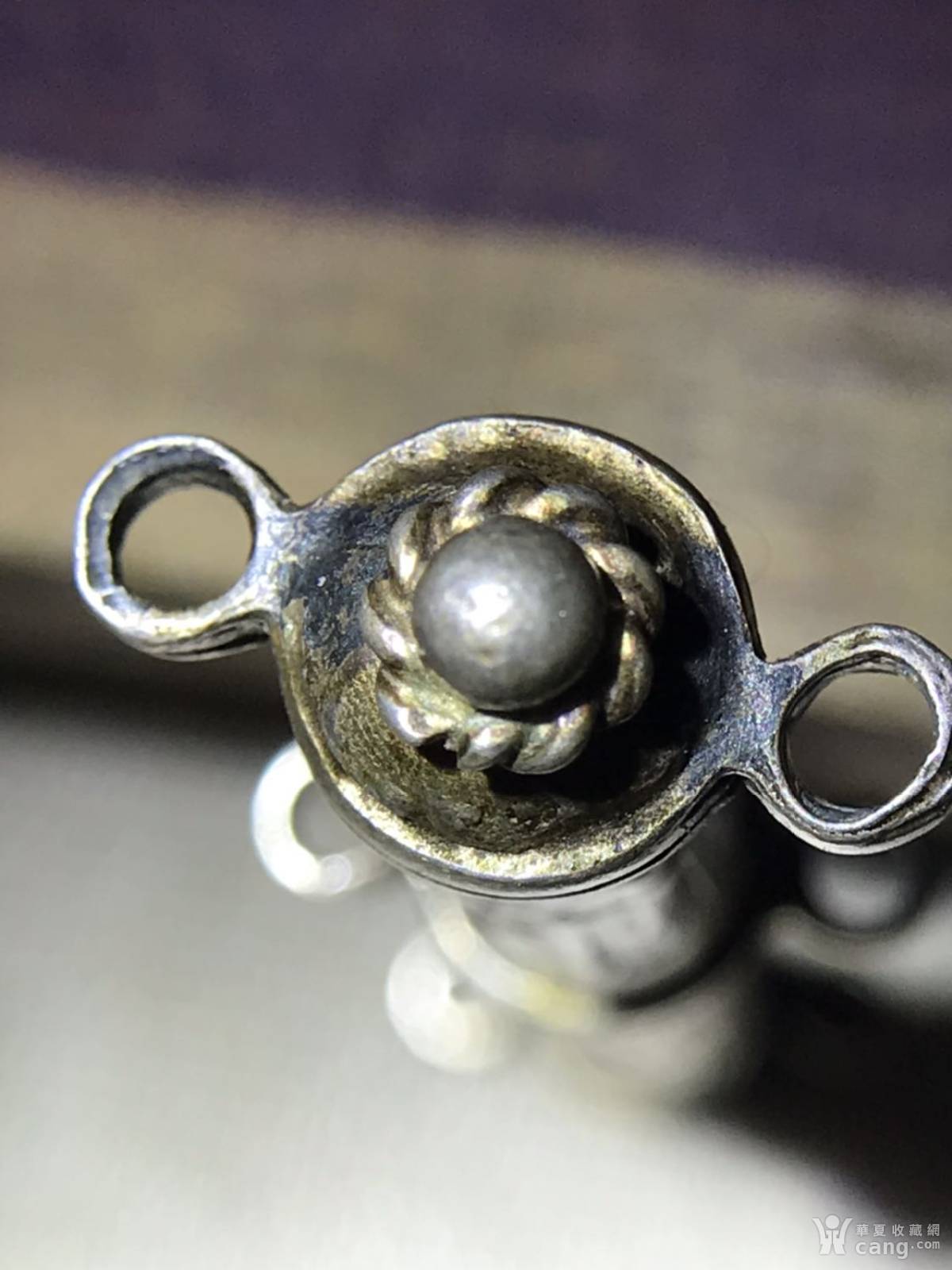 (有瑕疵见图8,芝麻大小漏无裂)如图为清朝高浮雕人物花鸟老银针筒.