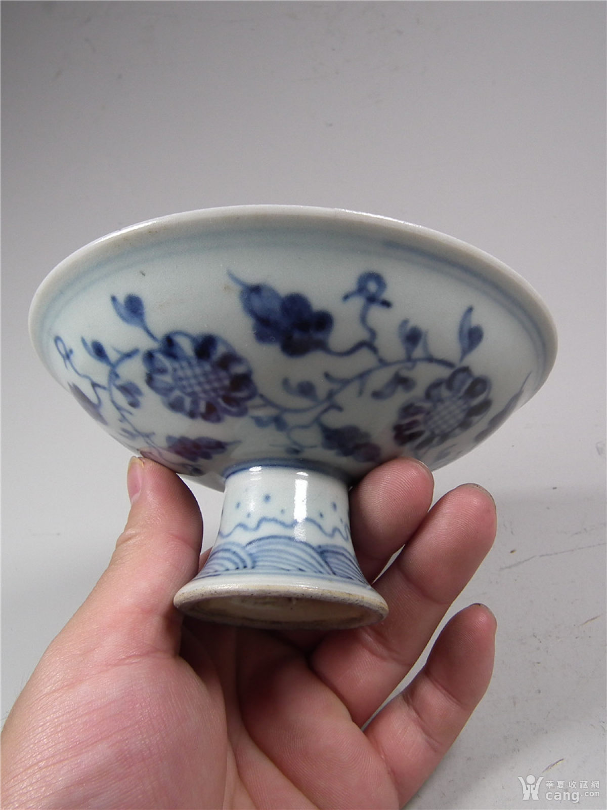 青花海水缠枝花卉鸳鸯莲池纹高足碗