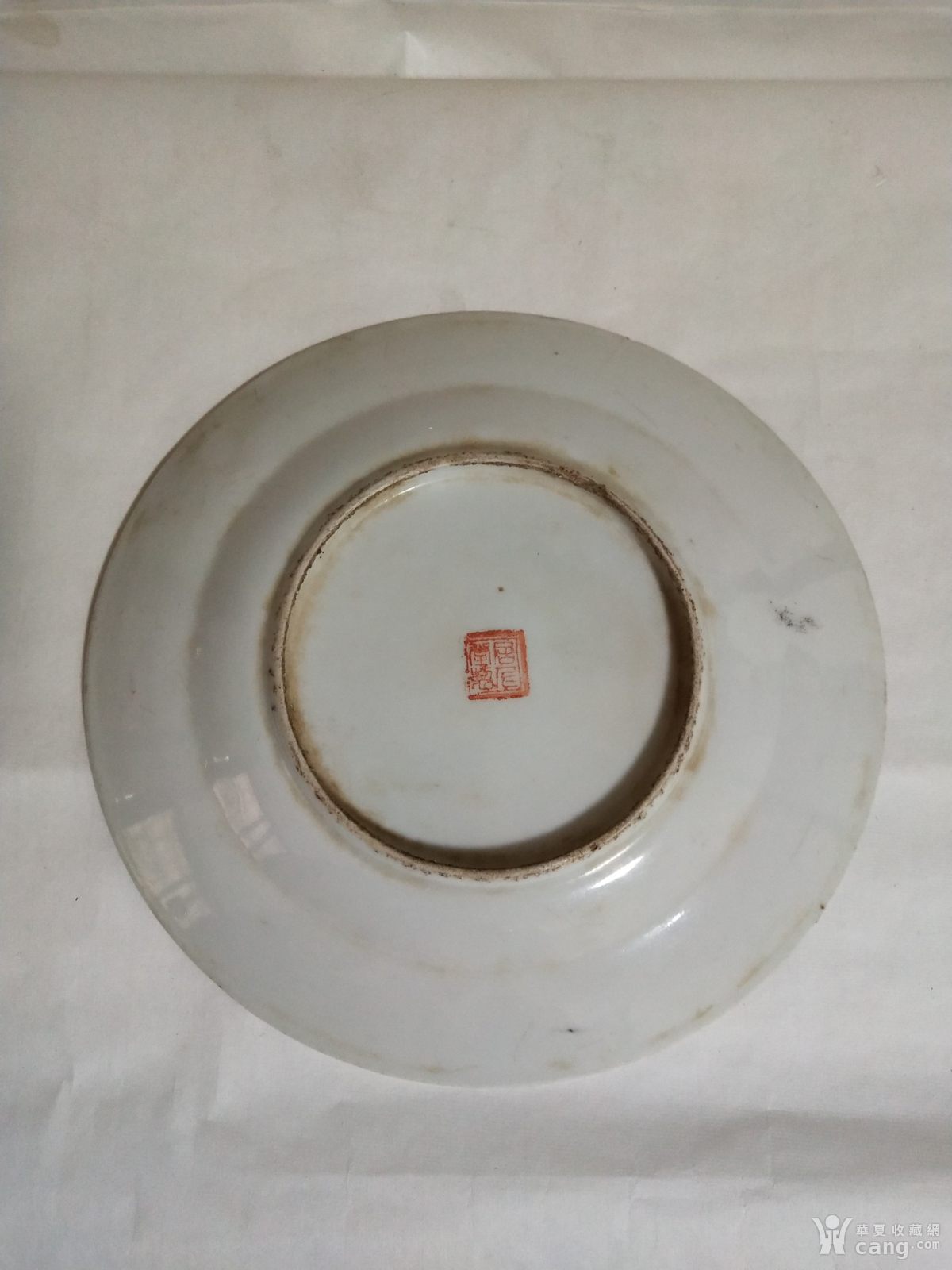 民国居仁堂款粉彩绿地白彩双龙戏珠纹官窑盘