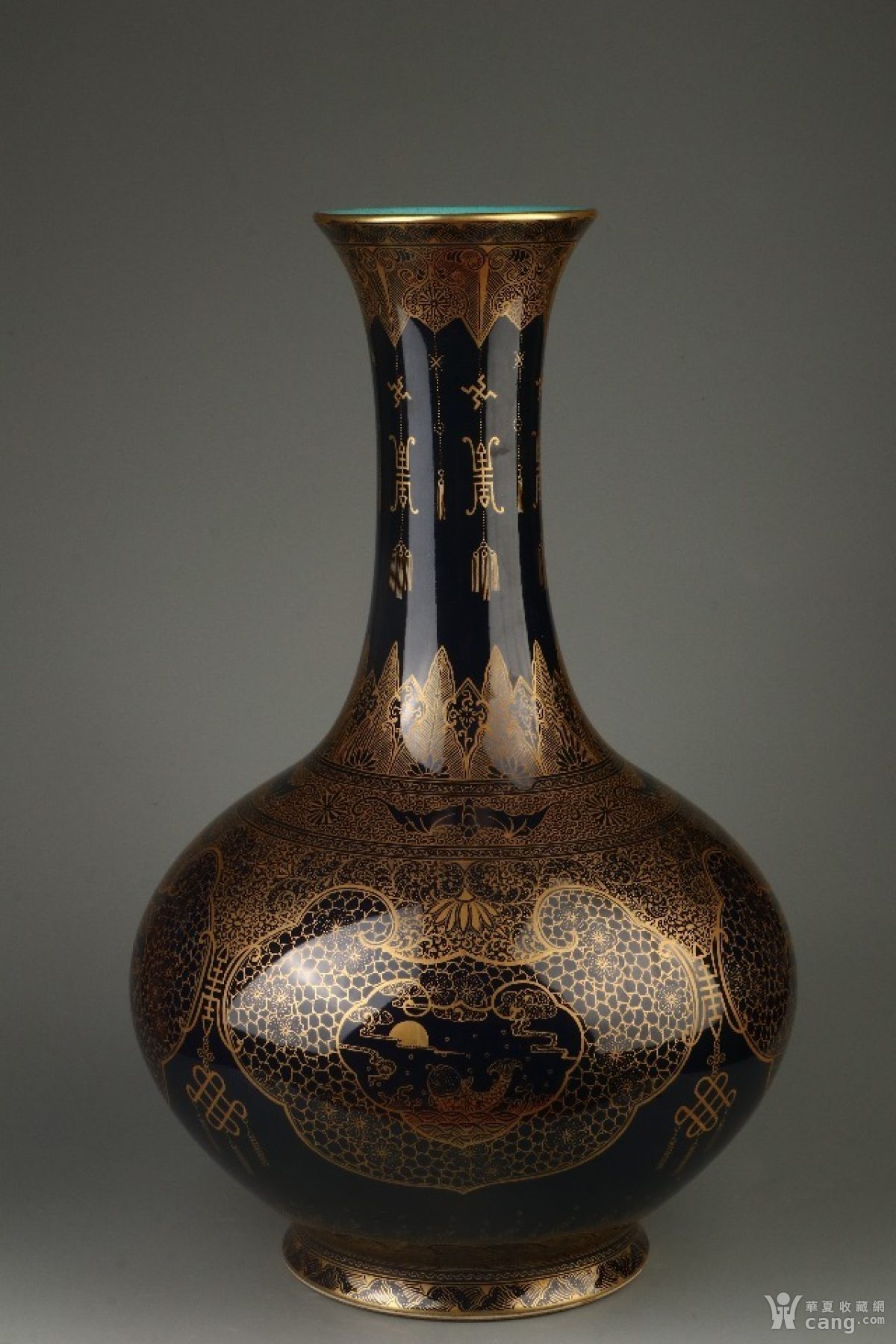 乾隆御制祭蓝描金福寿扁肚瓶