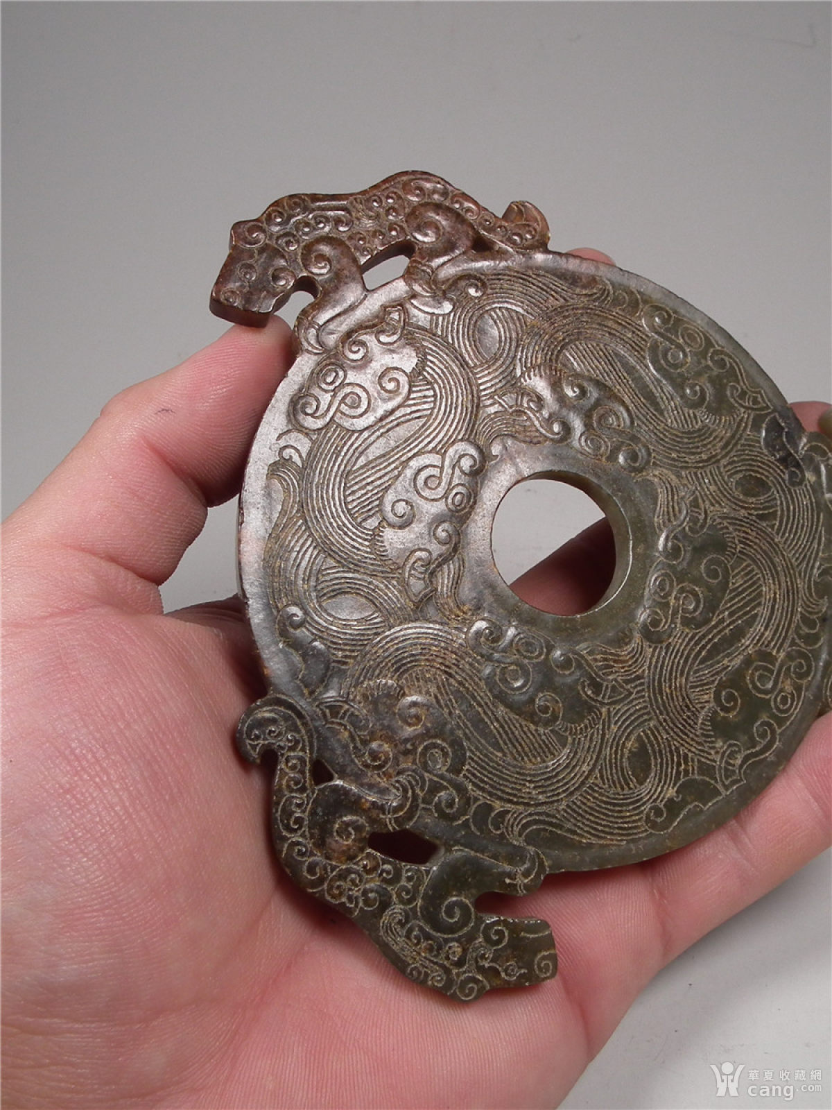 仿古工艺品 玉器 和田青玉带黑沁双面工三跑兽螭龙纹大圆玉璧  和田