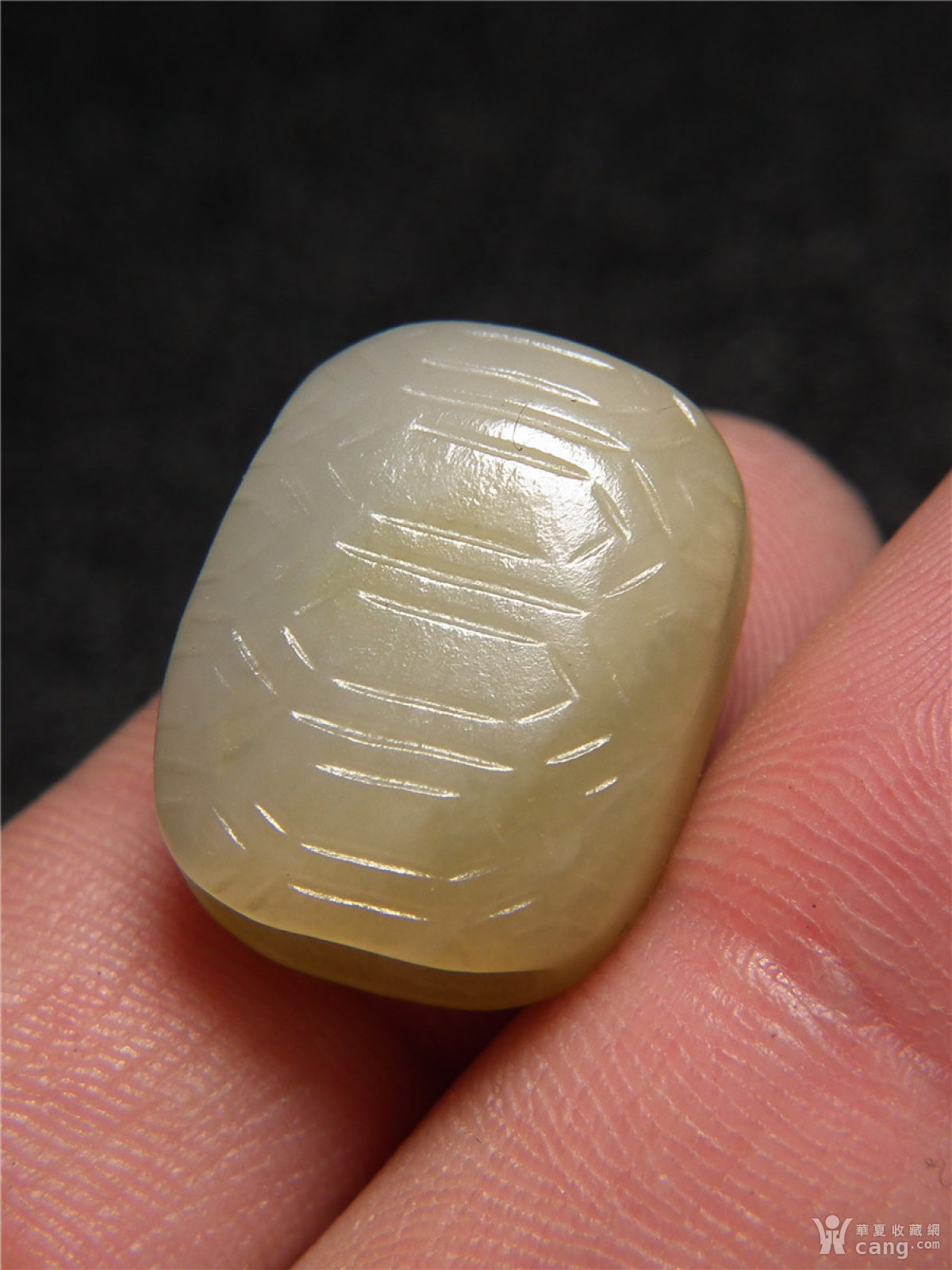 和田青白玉带黄沁通天孔双面工龟背勒子