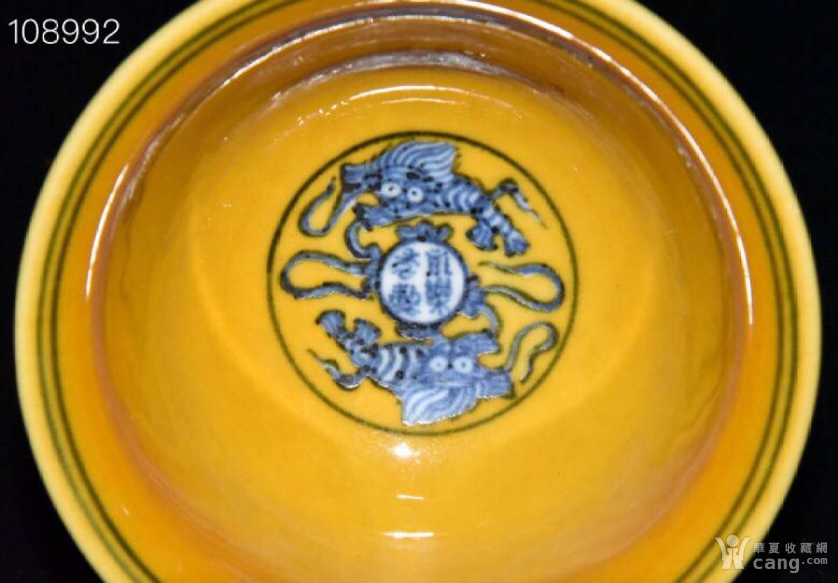仿古工艺品 瓷器 明代永乐黄釉青花开片狮子纹压手杯一对 藏品描述