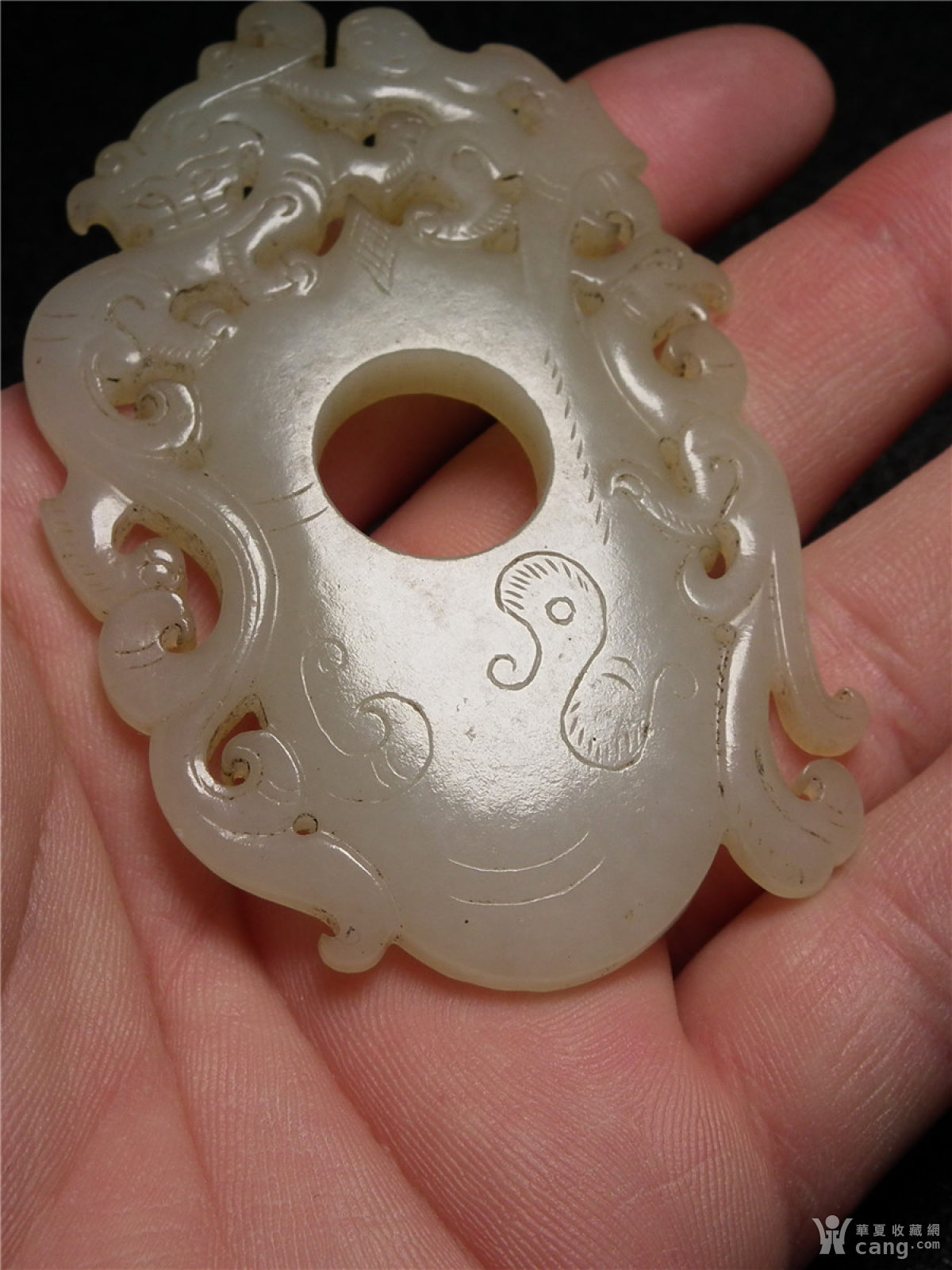 和田青白玉出廓卷云纹鸡心佩