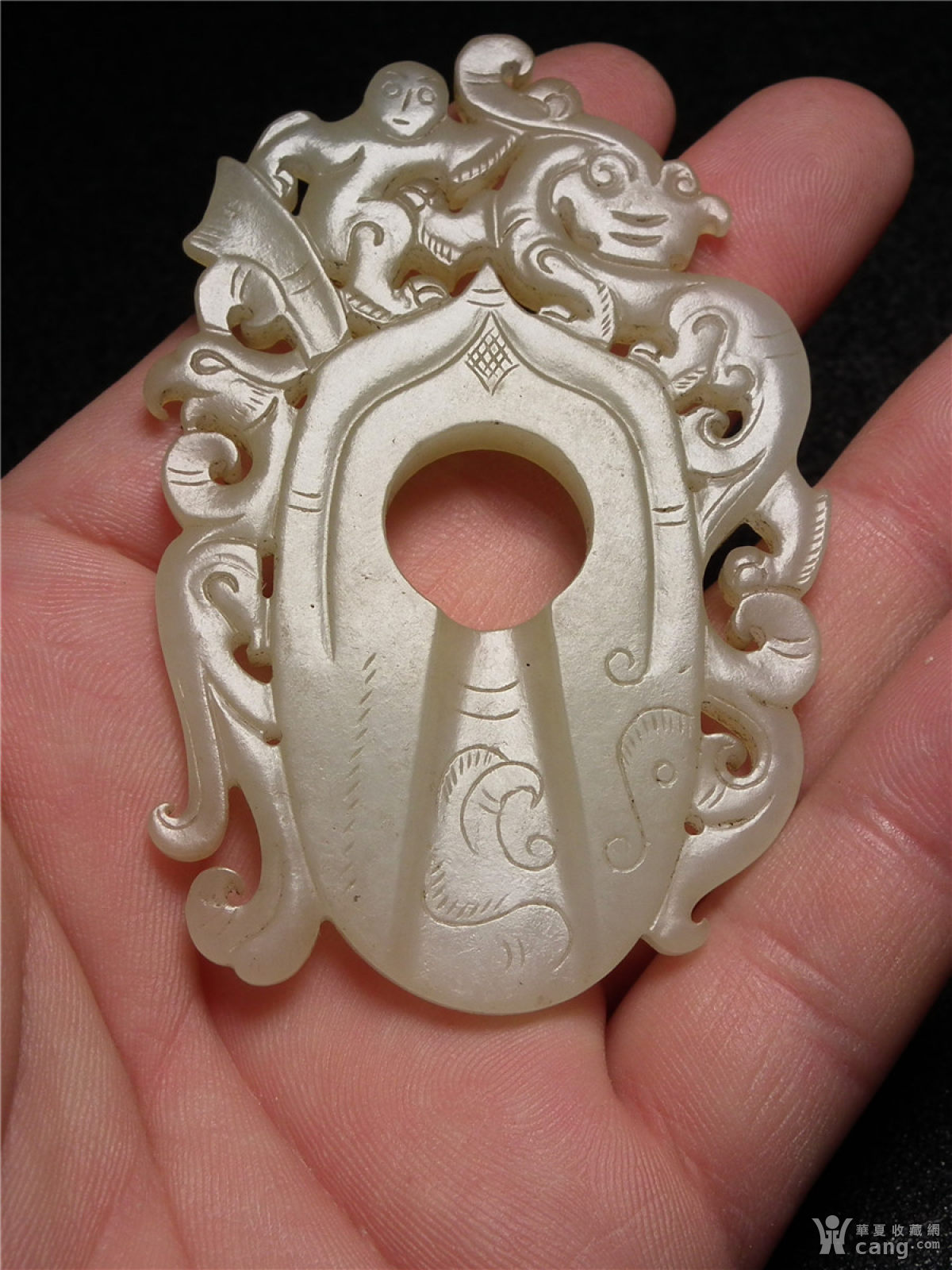 和田青白玉出廓卷云纹鸡心佩