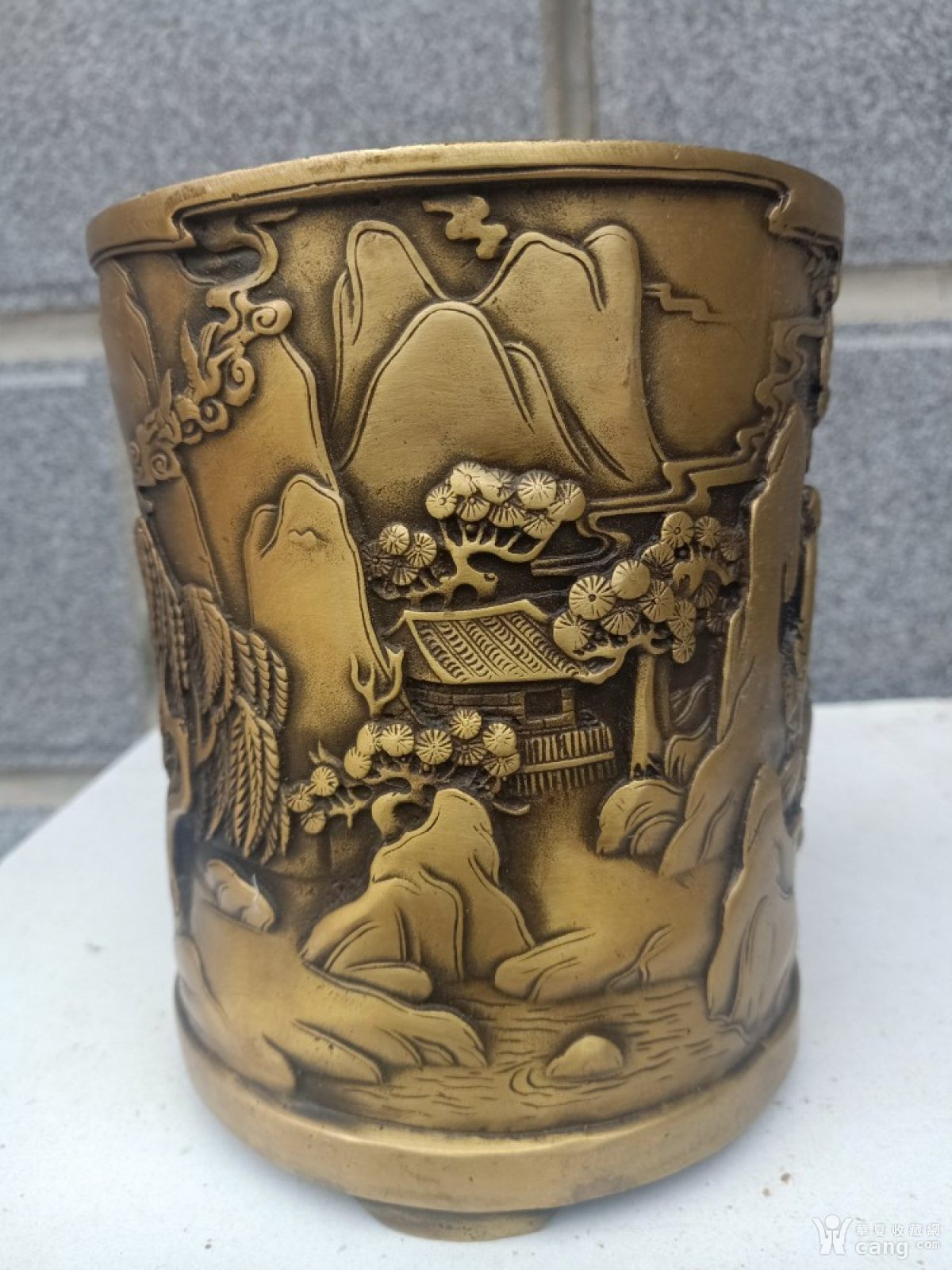 大清乾隆款黄铜高浮雕人物大号笔筒,人物刻画精细,栩栩如生.保