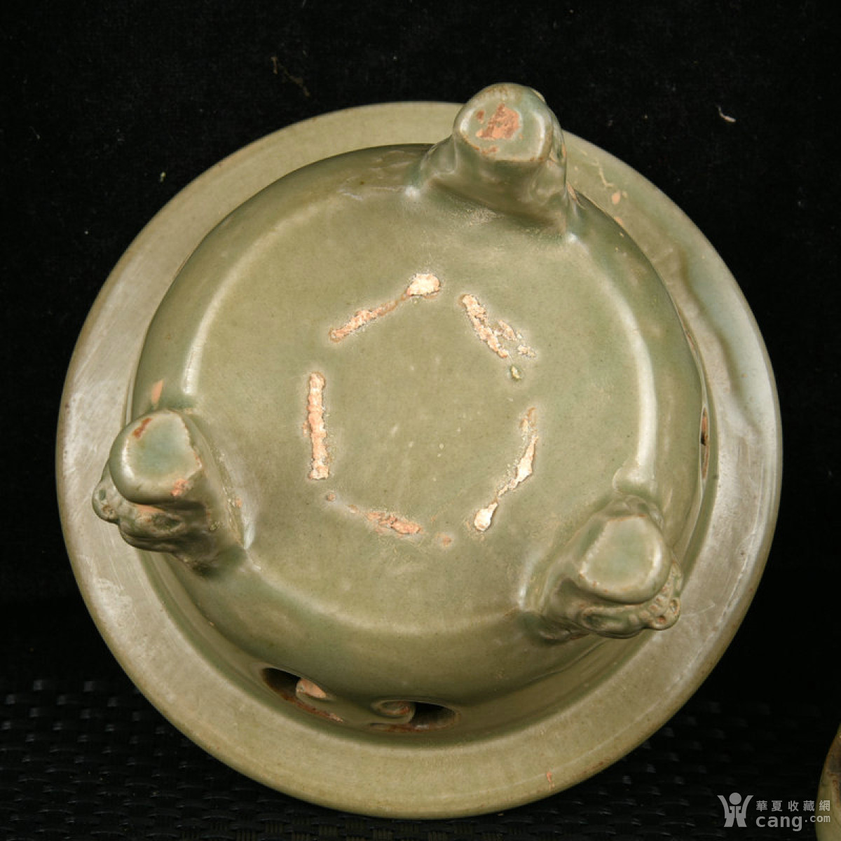 宋越窑秘色釉雕刻镂空三足熏炉