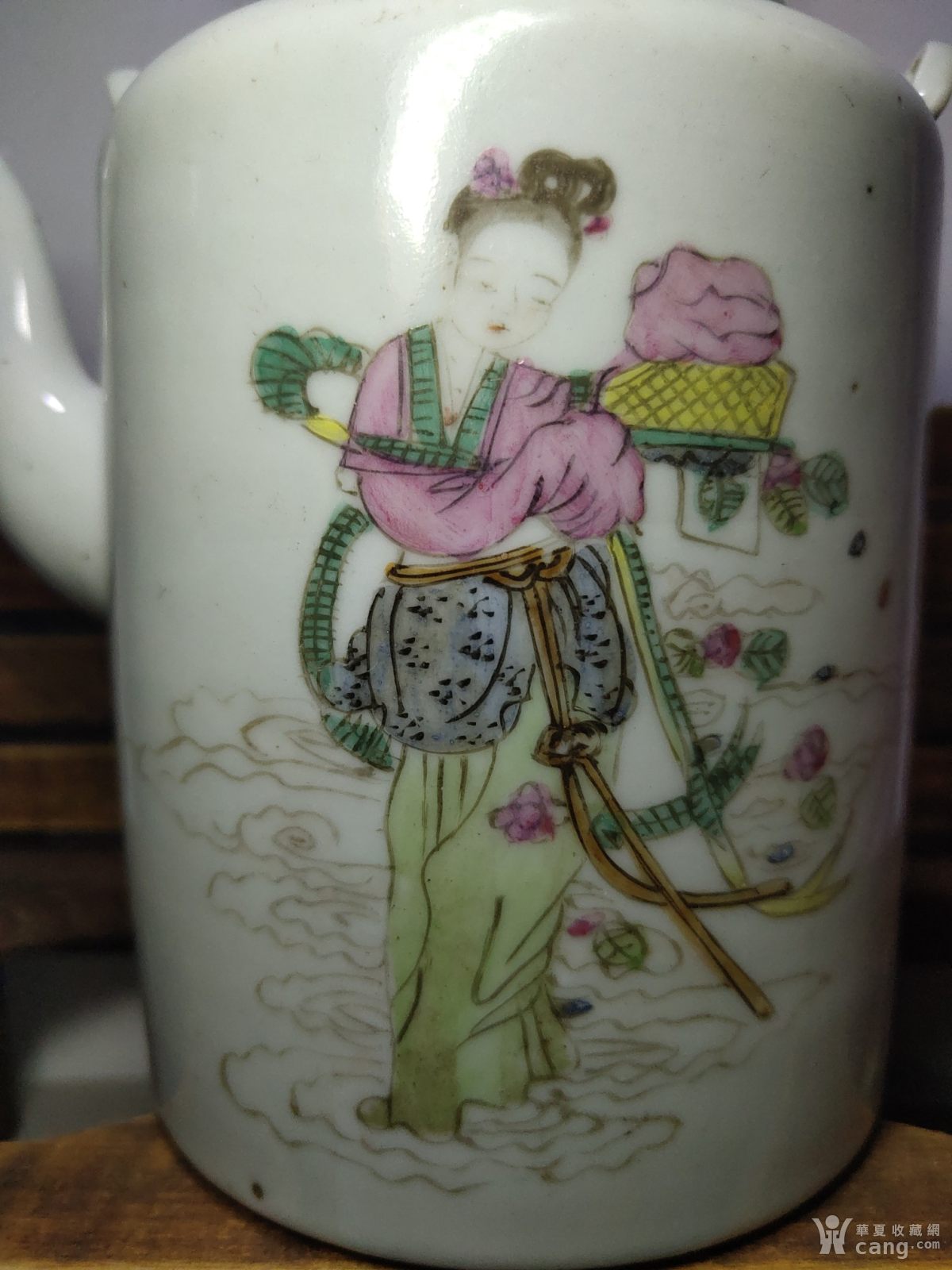 民国时期名家罗宿氏粉彩天女散花中号茶壶>