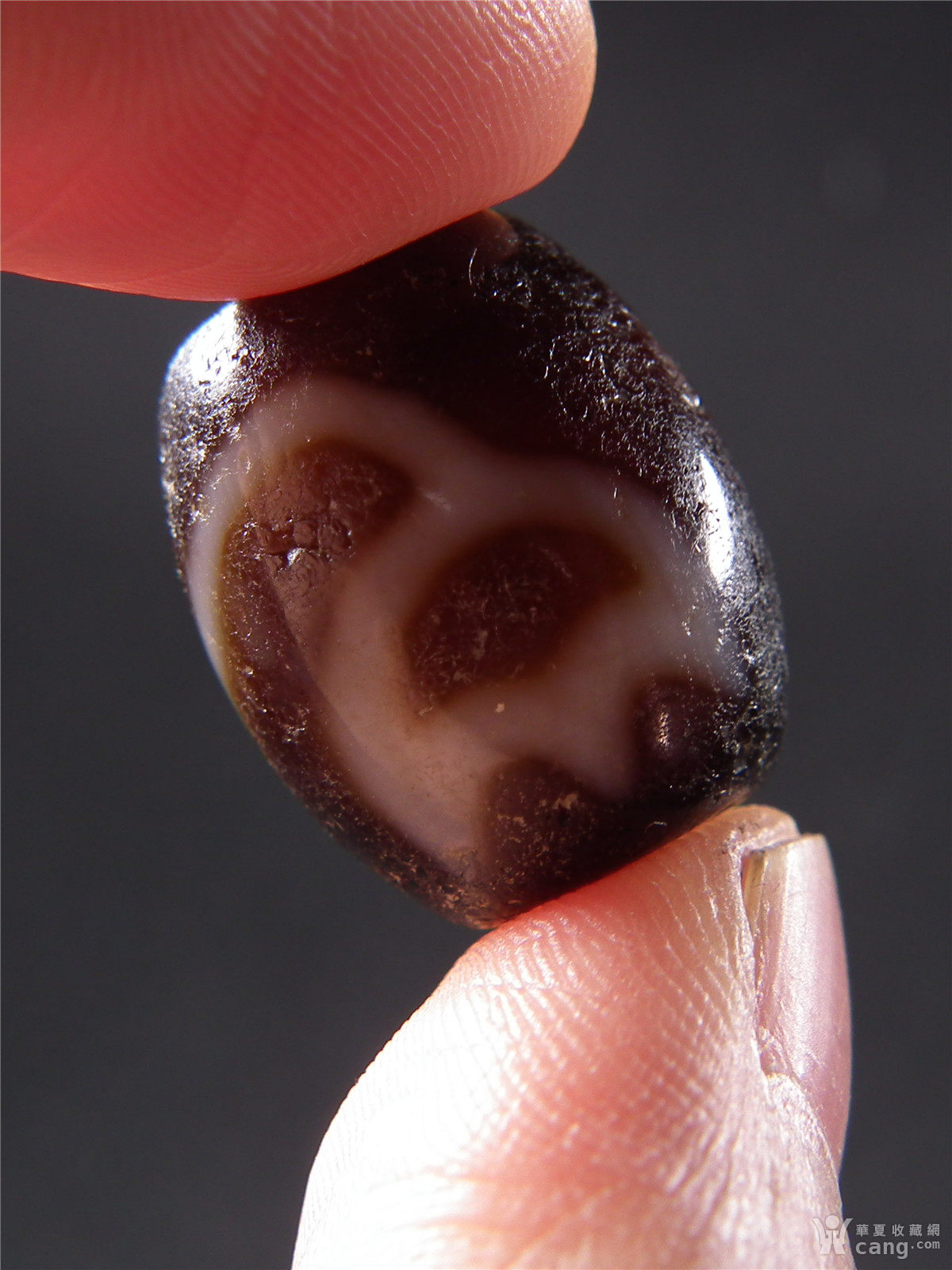 l30 八九十年代台湾工天然玉髓花卉纹饰天珠一颗