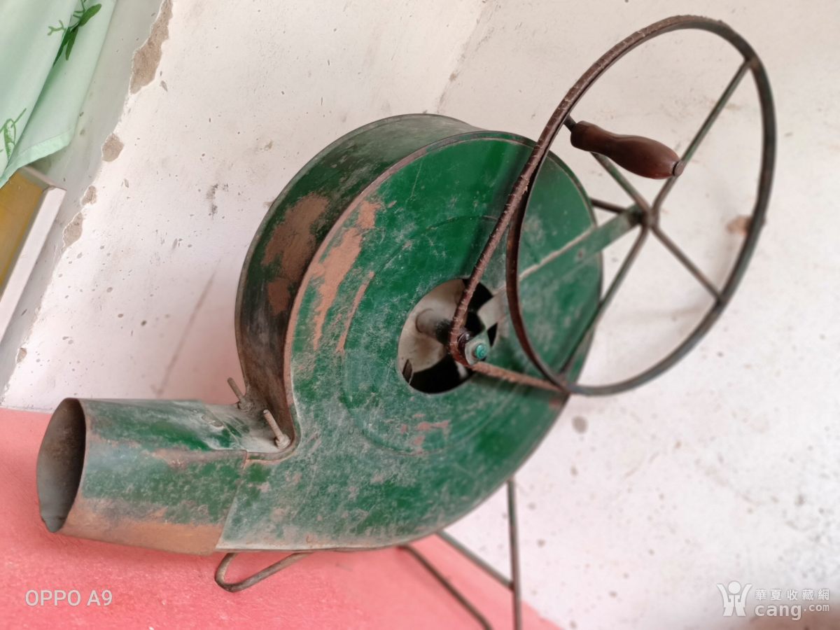 一个老手摇鼓风机