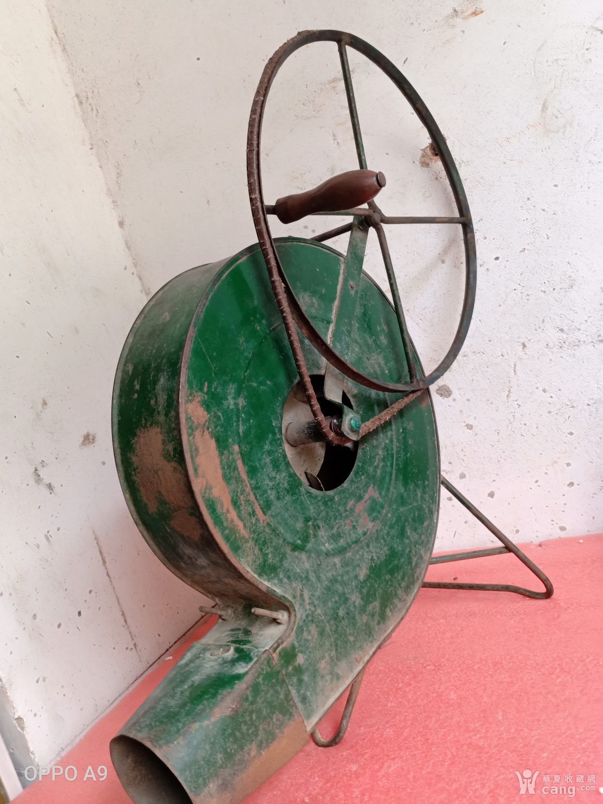 一个老手摇鼓风机