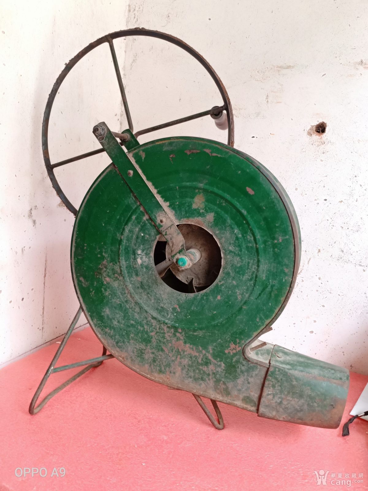 一个老手摇鼓风机