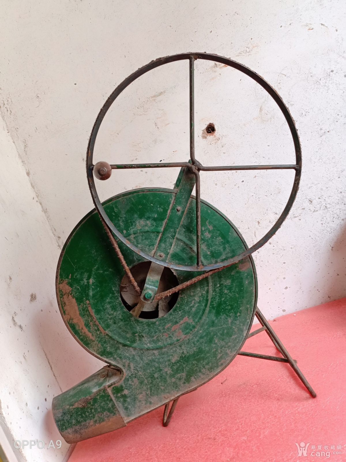 一个老手摇鼓风机